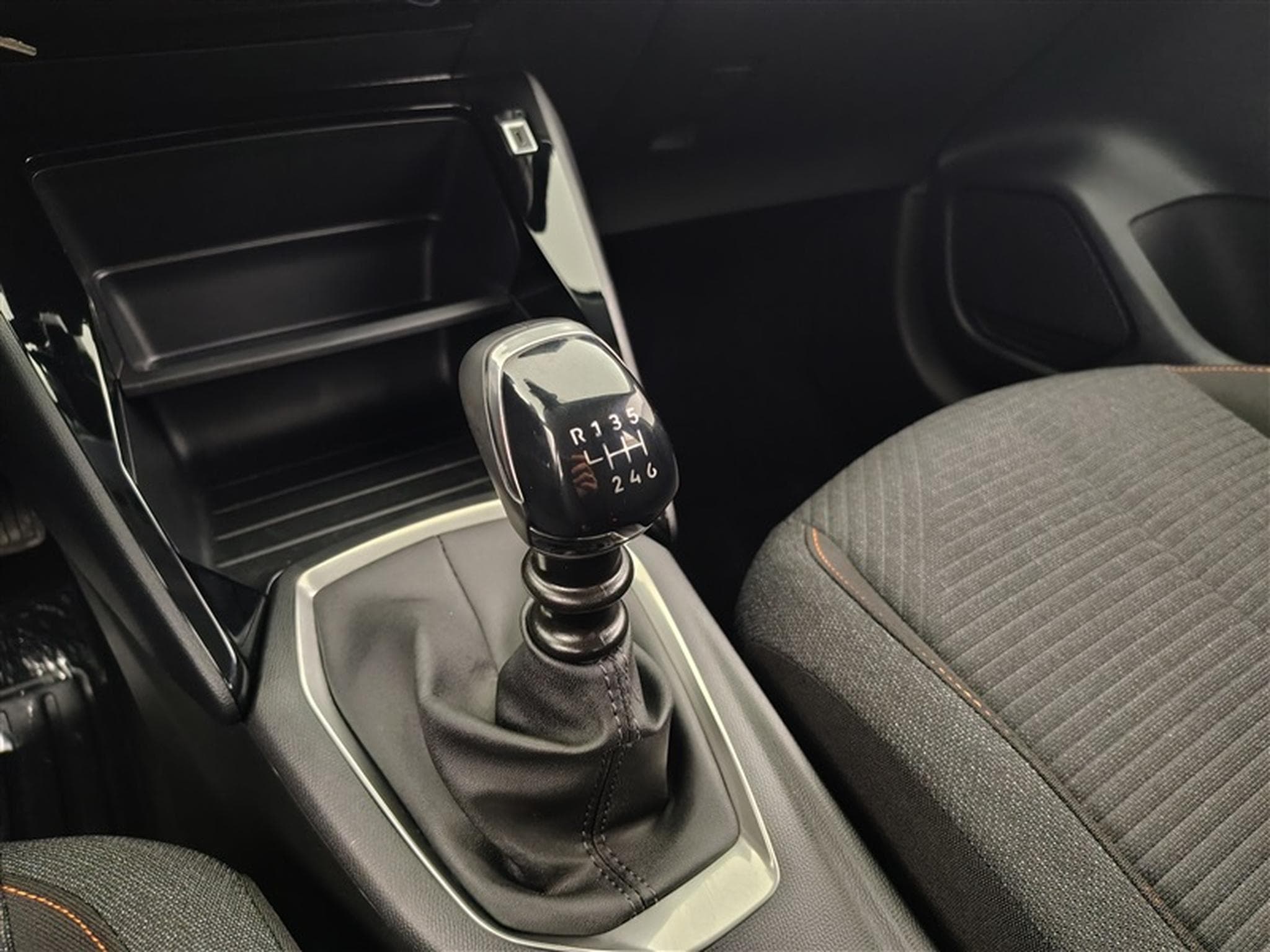 Peugeot 208 1.2 PureTech 101cv Active Pack CARPLAY / FULL LED / PDC AR (2025) - Foto 12