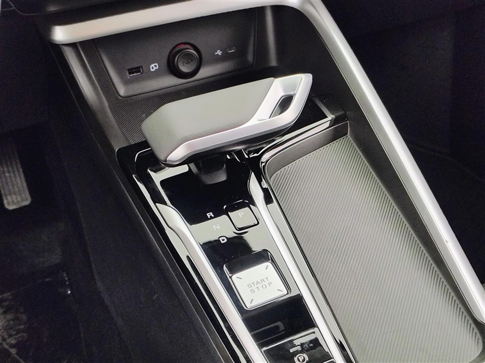 MG ZS 1.5 Hybrid+ Luxury NAVI / CAMERA / CARPLAY / ALU (2026) - Foto 12