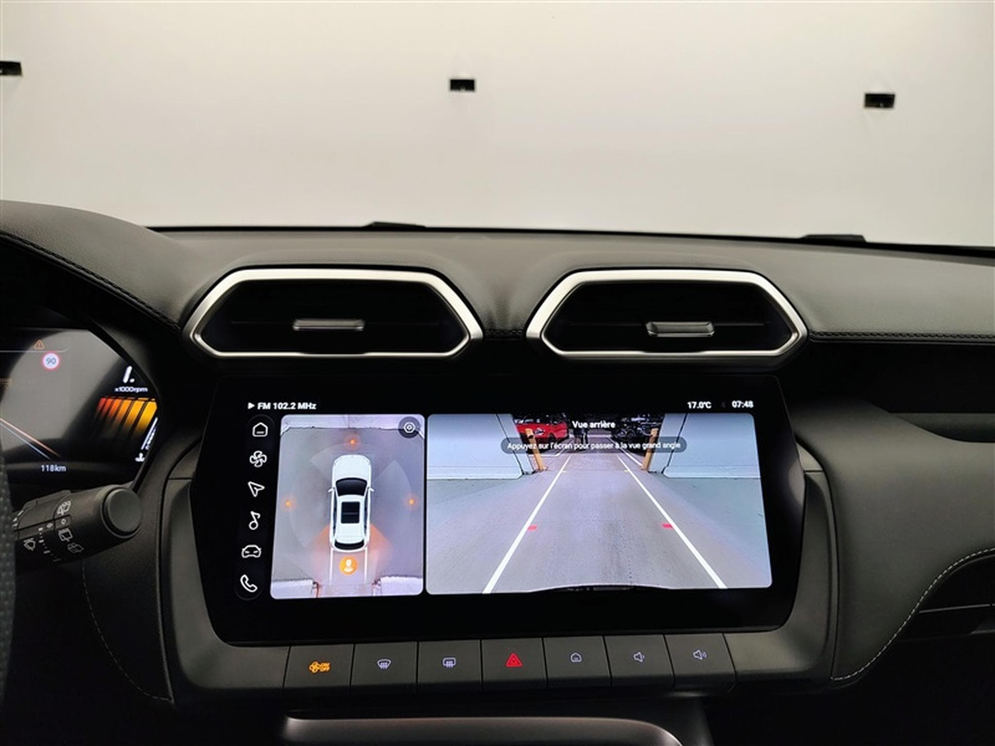 MG ZS 1.5 Hybrid+ Luxury NAVI / CAMERA / CARPLAY / ALU (2026) - Foto 18