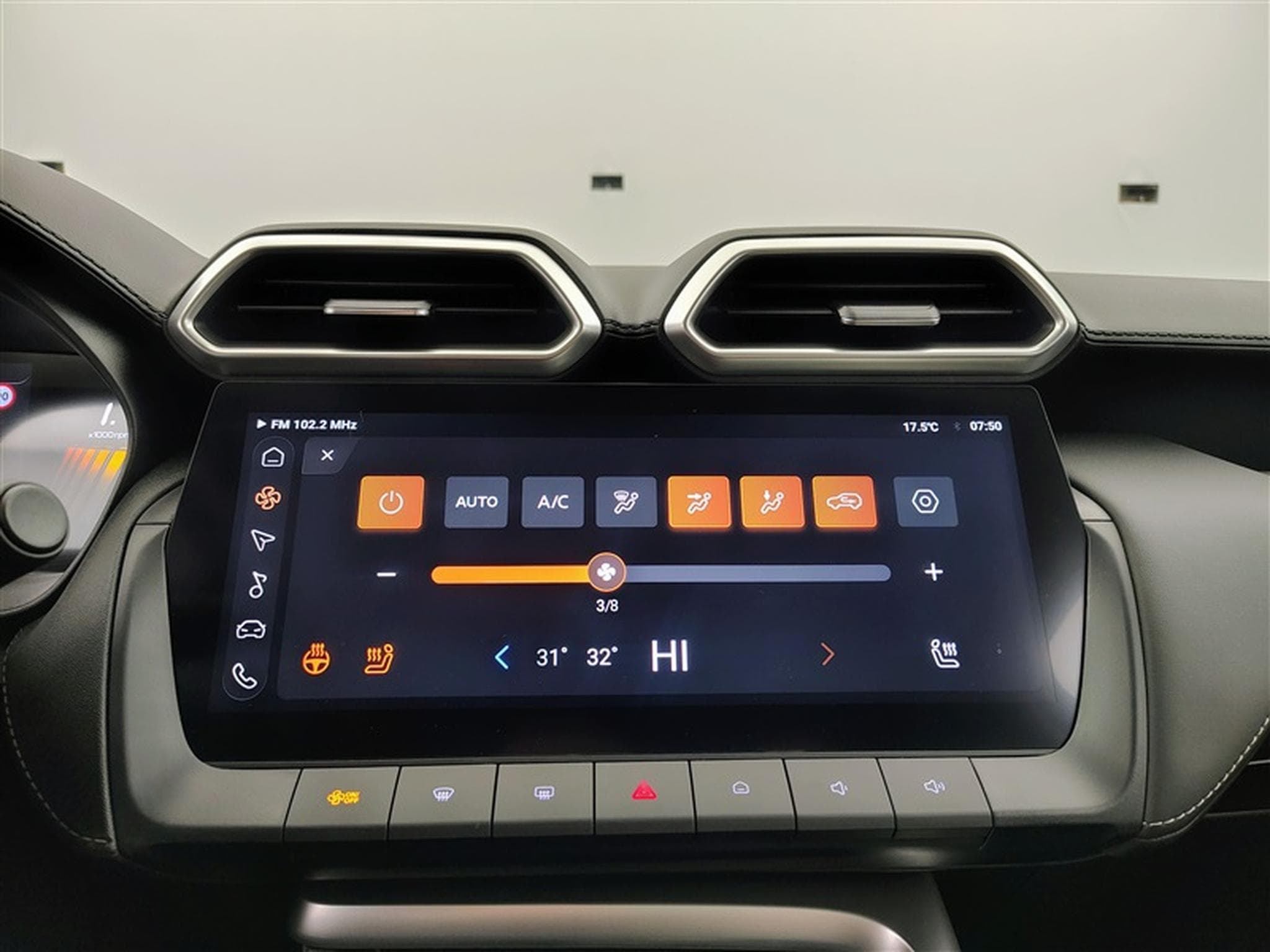 MG ZS 1.5 Hybrid+ Luxury NAVI / CAMERA / CARPLAY / ALU (2026) - Foto 19