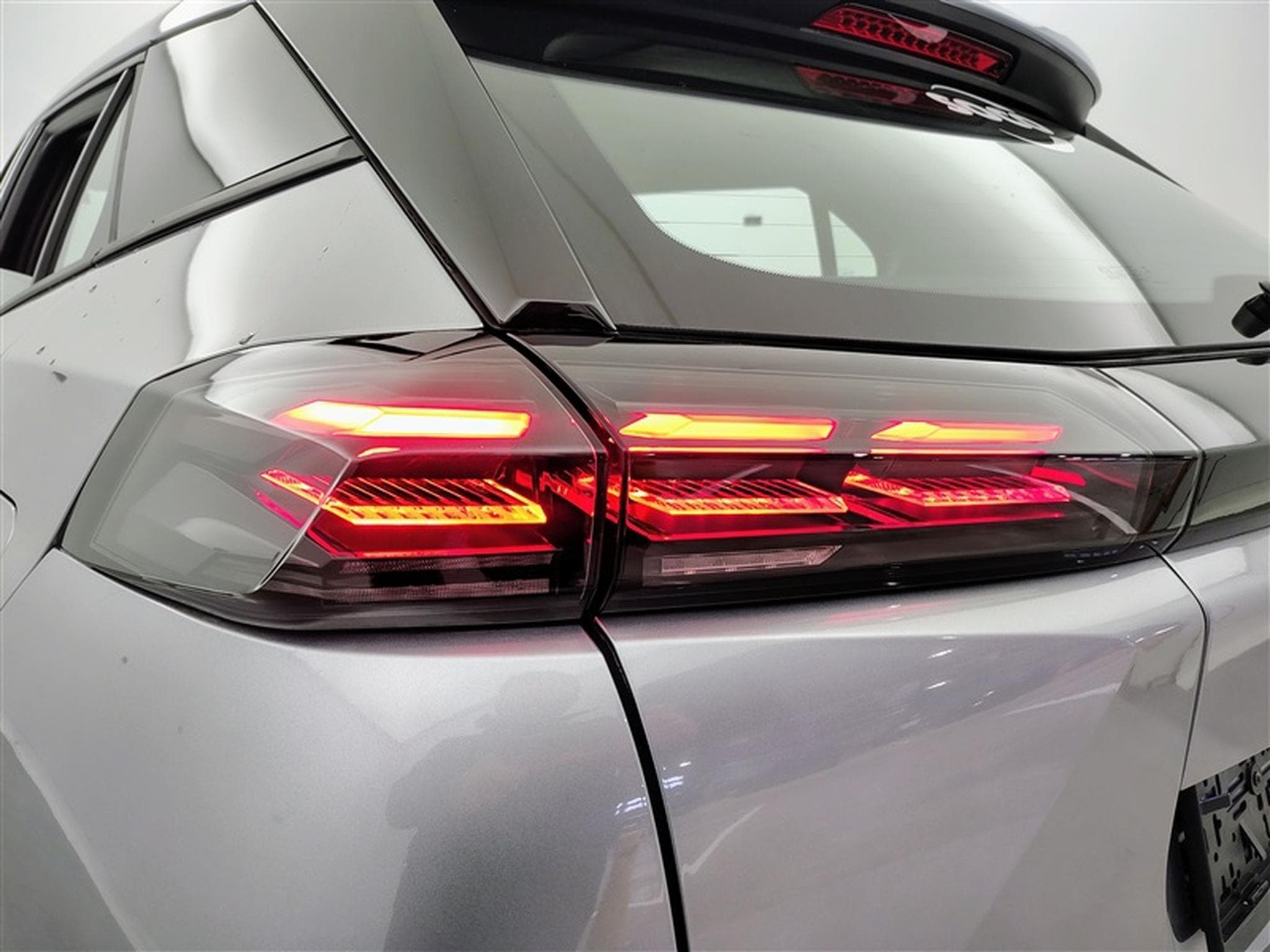 Peugeot 2008 1.2 PureTech 100Cv Style CARPLAY / FULL LED / PDC (2025) - Foto 16