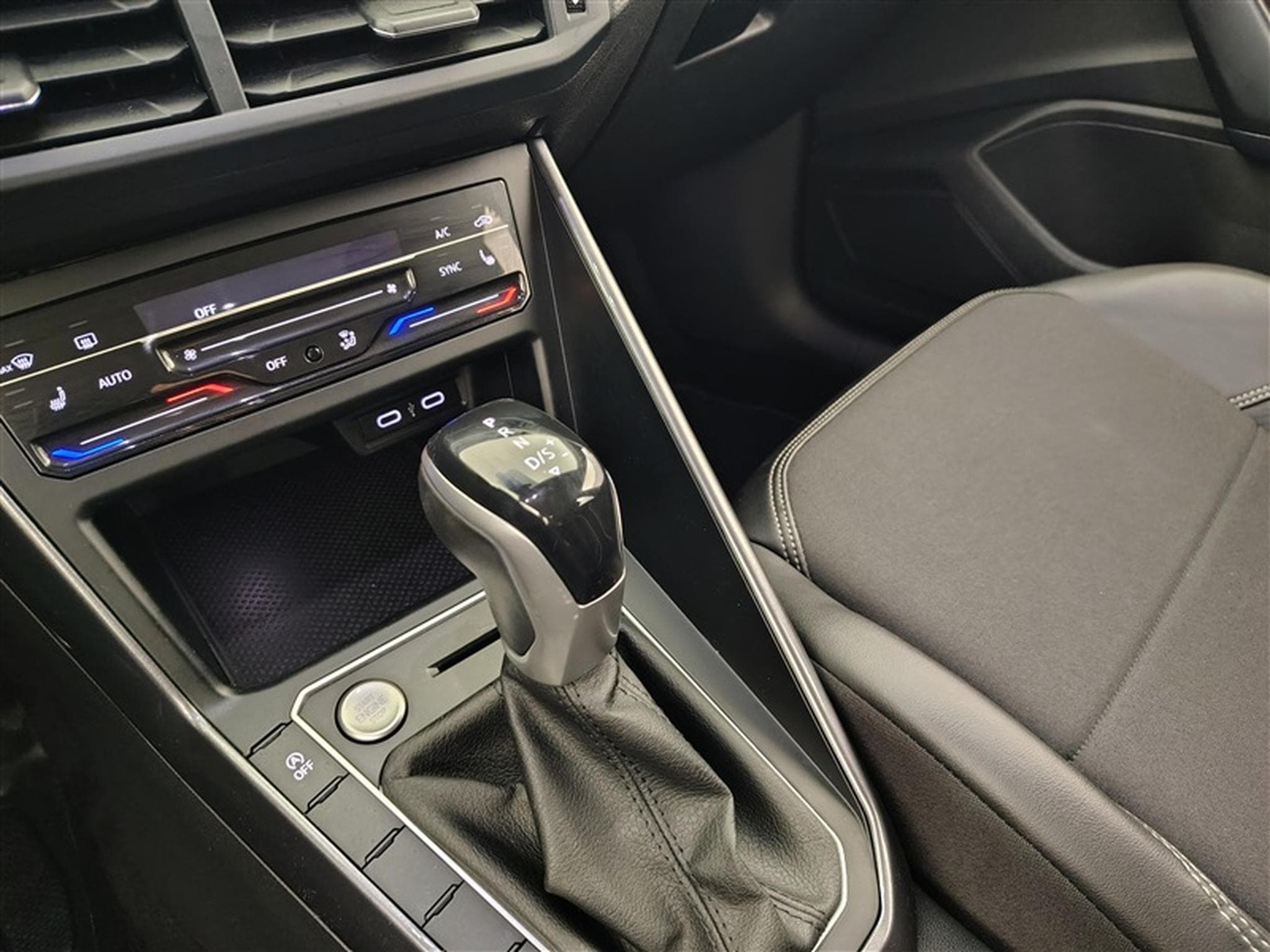 VW Taigo 1.0 TSI 110cv DSG Style CARPLAY / FULL LED / CUIR PARTIEL (2022) - Photo 12