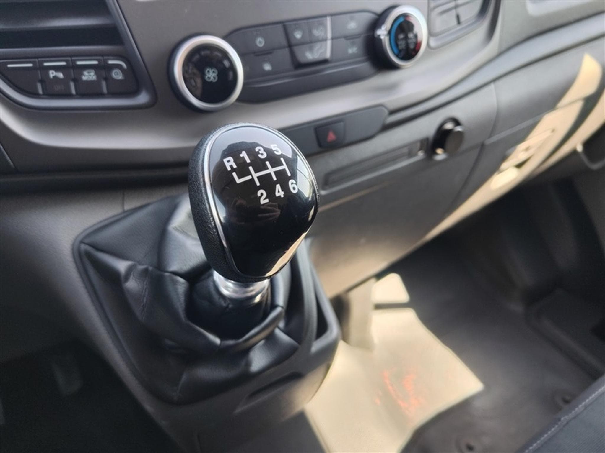 Ford Transit 2.0 TDCi L1H1 3PL CLIM / PDC AV-AR (2022) - Foto 12