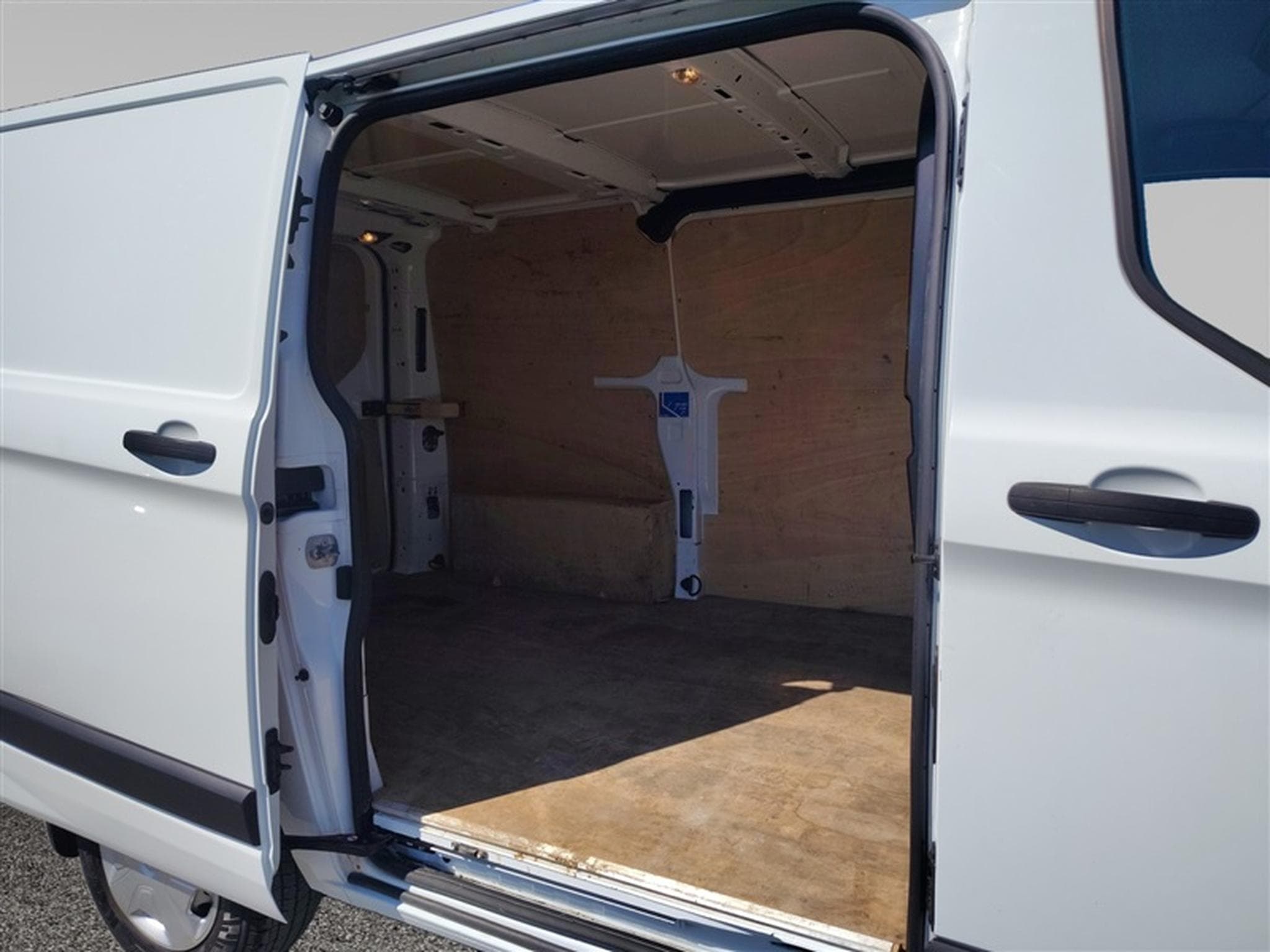 Ford Transit 2.0 TDCi L1H1 3PL CLIM / PDC AV-AR (2022) - Foto 13