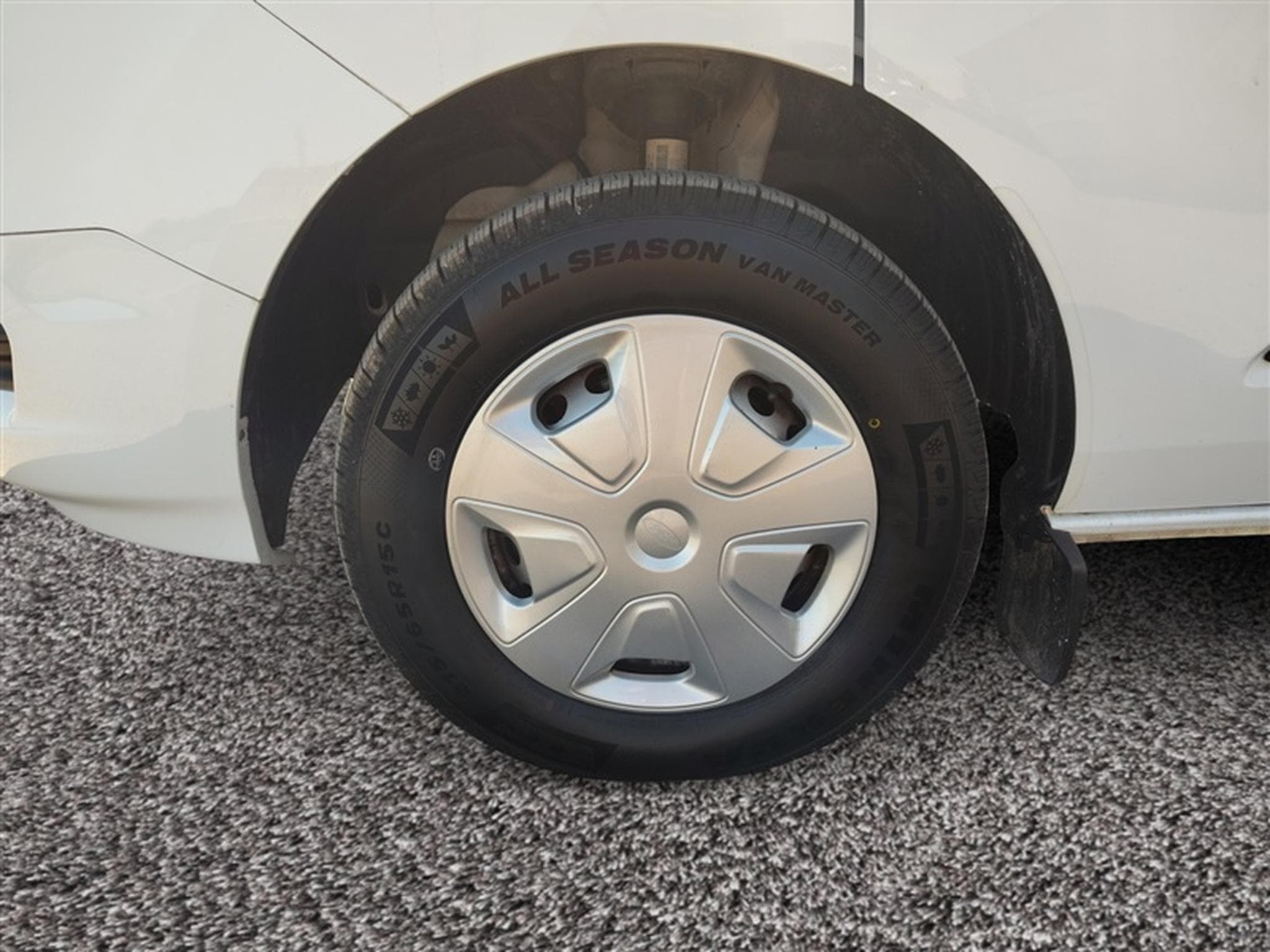 Ford Transit 2.0 TDCi L1H1 3PL CLIM / PDC AV-AR (2022) - Foto 6