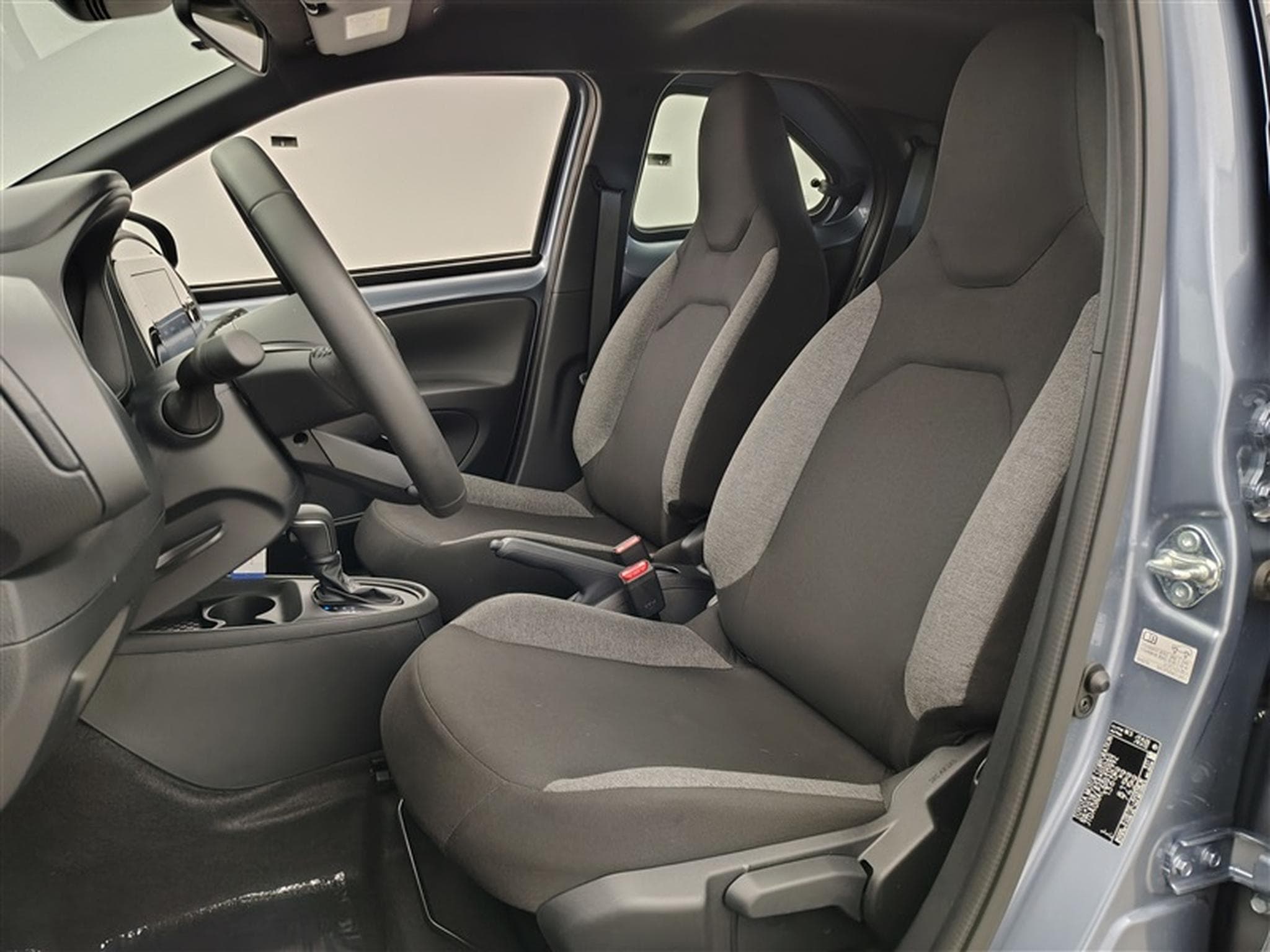 Toyota Aygo 1.0i VVT-i X Black Edition CVT (2025) - Foto 7