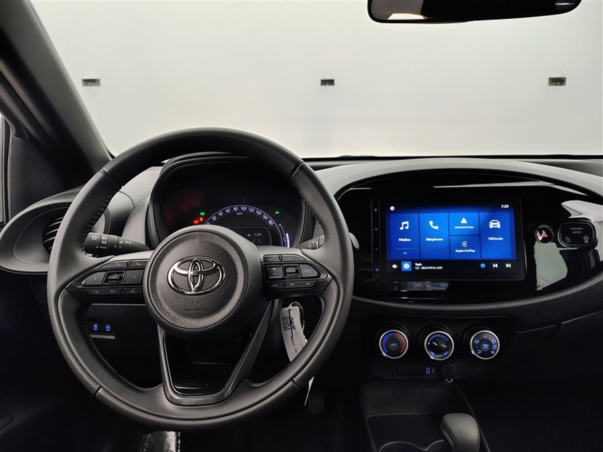 Toyota Aygo 1.0i VVT-i X Black Edition CVT (2025) - Foto 9