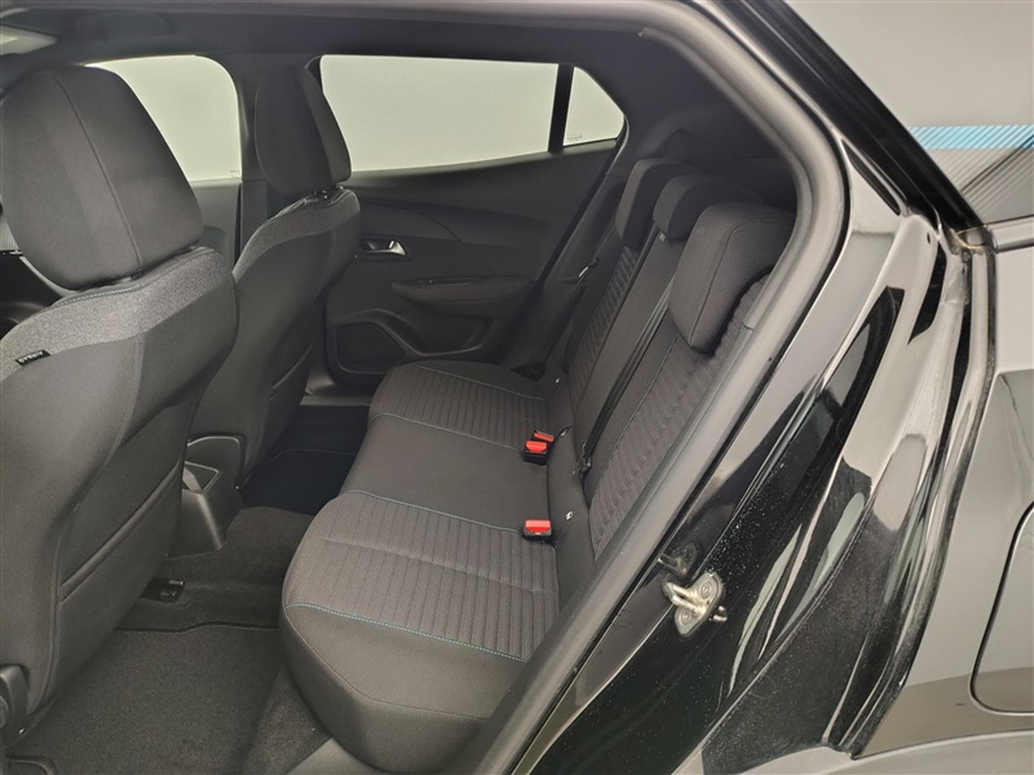 Peugeot 2008 1.2 PureTech STYLE 131cv EAT8 / NAV (2023) - Foto 13