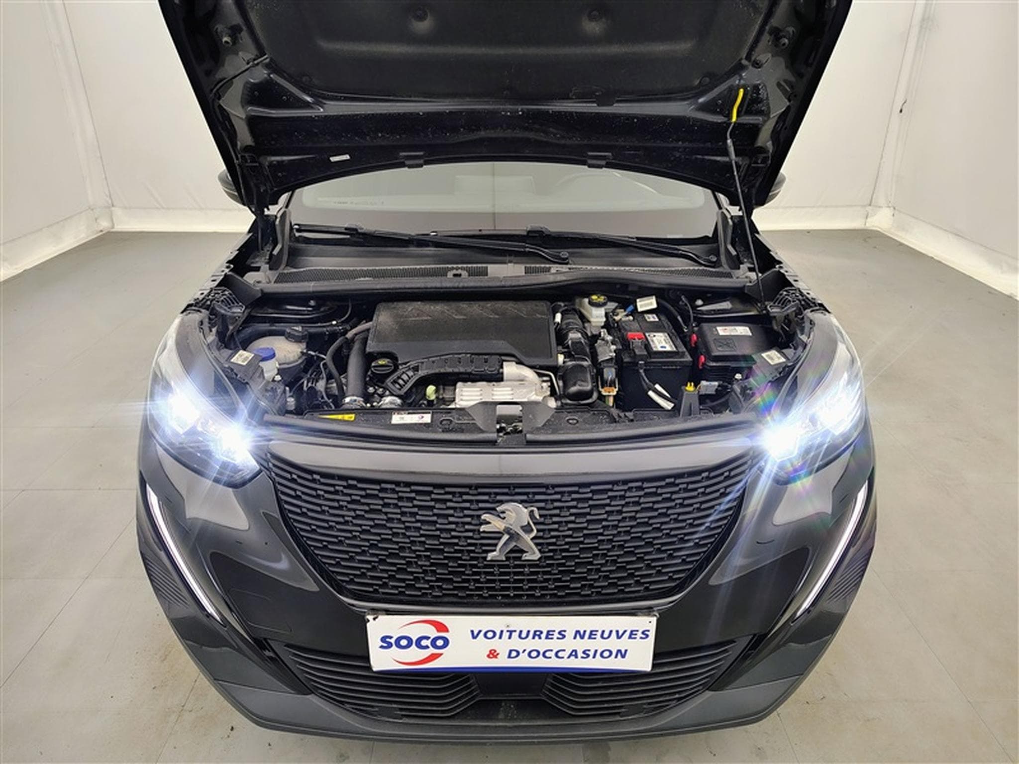 Peugeot 2008 1.2 PureTech STYLE 131cv EAT8 / NAV (2023) - Foto 18