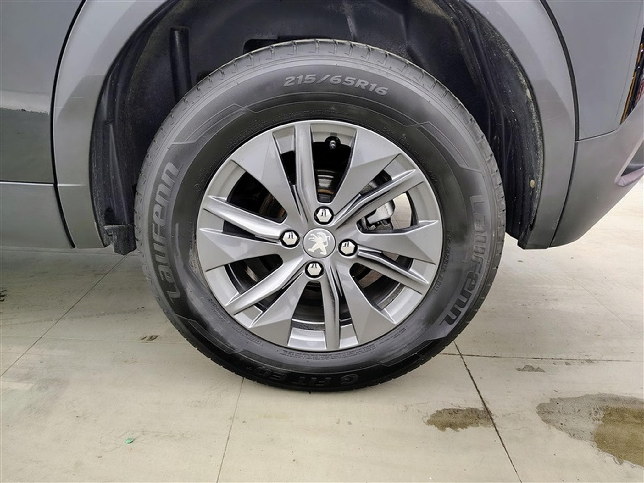 Peugeot 2008 1.2 PureTech STYLE 131cv EAT8 / NAV (2023) - Foto 6