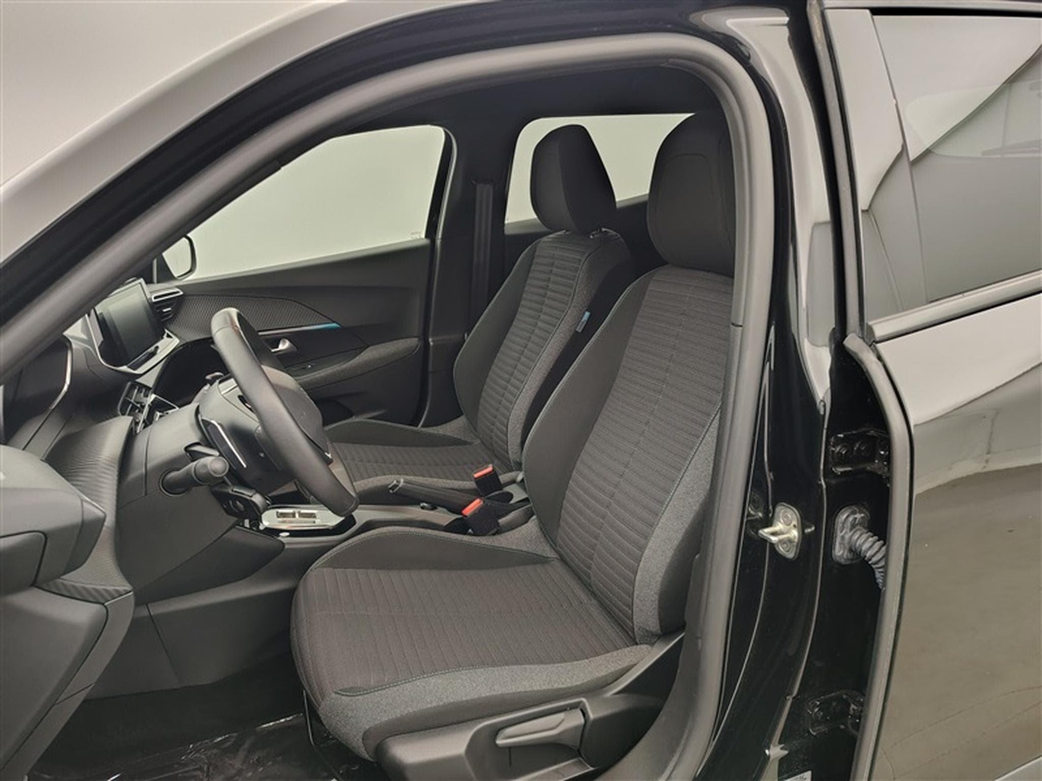 Peugeot 2008 1.2 PureTech STYLE 131cv EAT8 / NAV (2023) - Foto 7