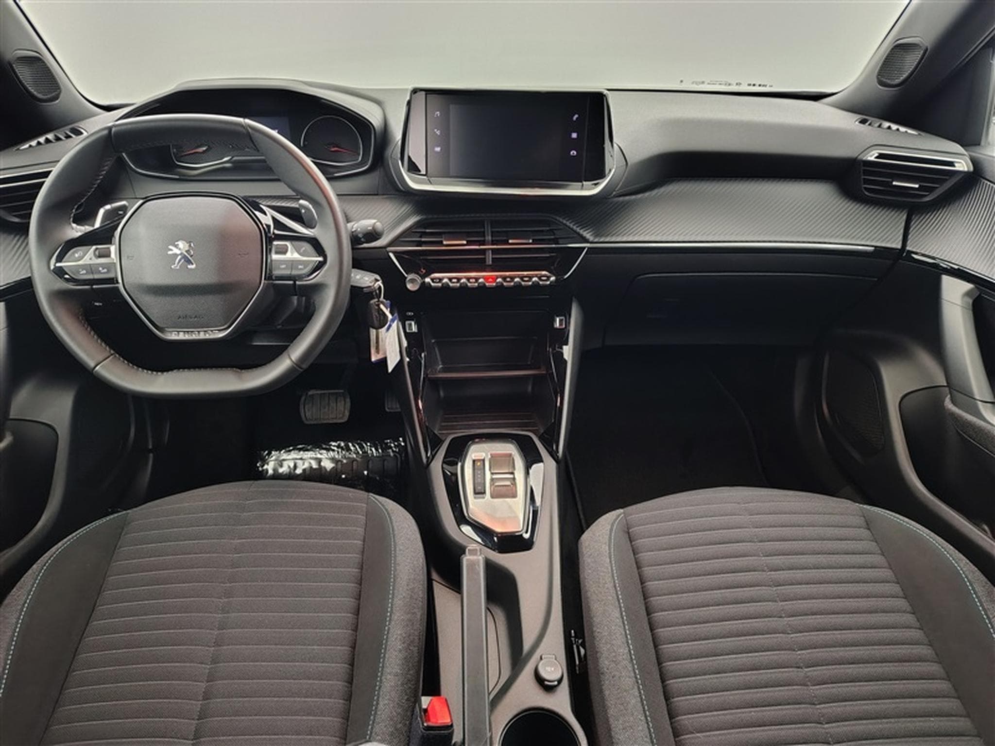 Peugeot 2008 1.2 PureTech STYLE 131cv EAT8 / NAV (2023) - Foto 8