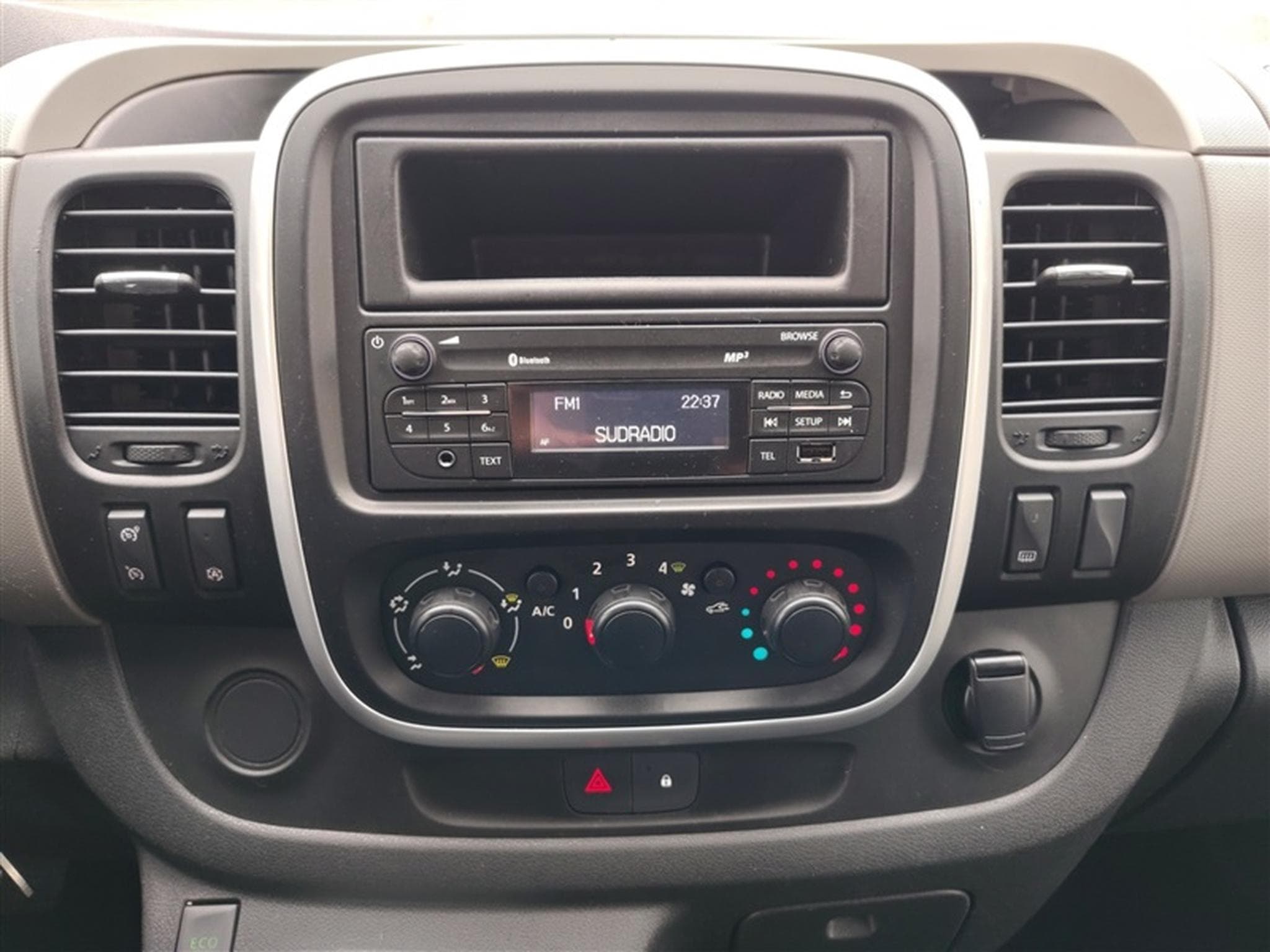 Renault Trafic 1.6 dCi 125cv L1H2 CLIM / BLUETOOTH / PDC AR (2019) - Foto 11