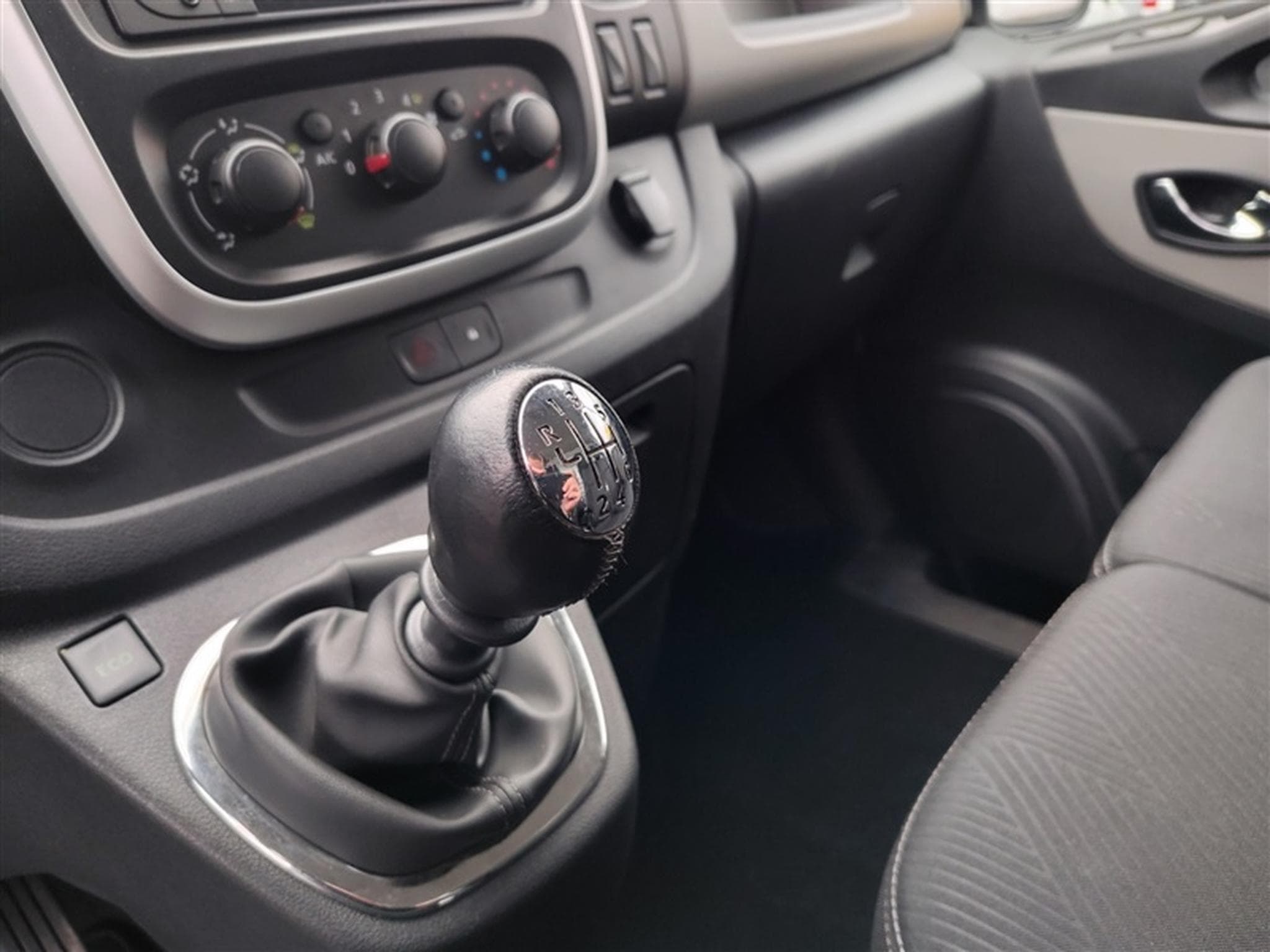 Renault Trafic 1.6 dCi 125cv L1H2 CLIM / BLUETOOTH / PDC AR (2019) - Foto 12