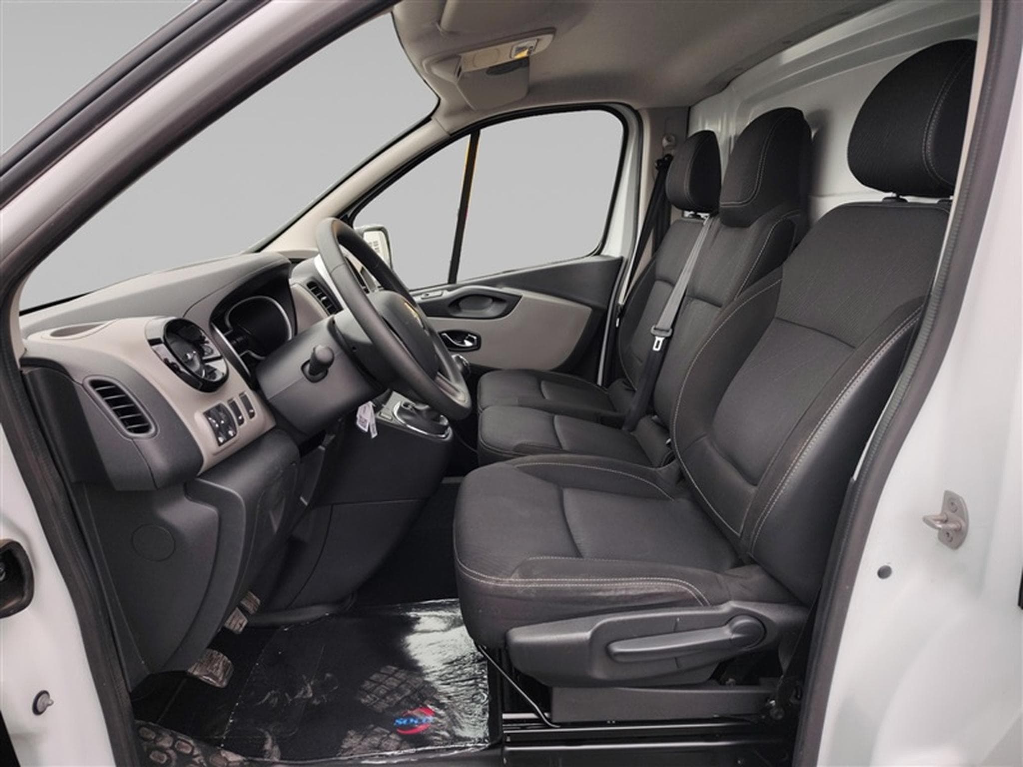 Renault Trafic 1.6 dCi 125cv L1H2 CLIM / BLUETOOTH / PDC AR (2019) - Foto 7