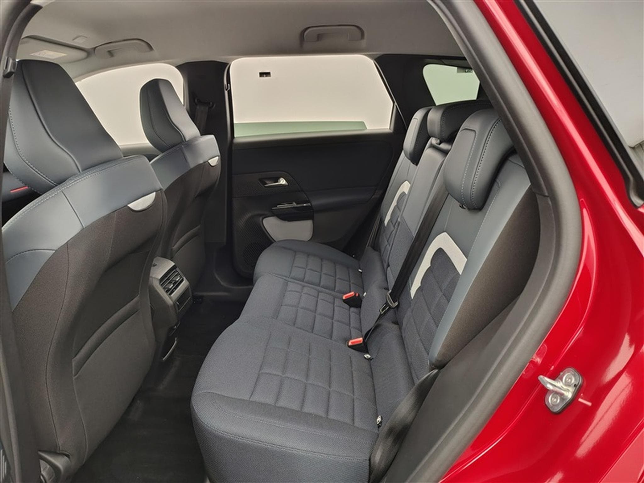 Citroen C5 Aircross 1.2 Hybrid 145cv E-DCS6 Plus NAVI / FULL LED / CAMERA / JA19 (2026) - Foto 13