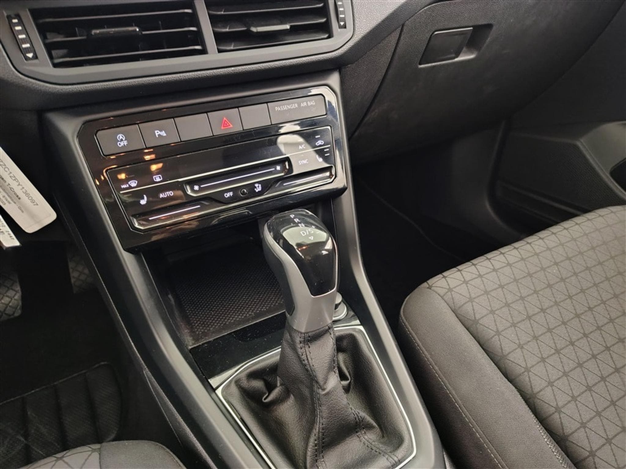 VW T-Cross 1.0 TSI 110cv DSG Life CARPLAY / CAMERA / JA (2023) - Foto 12
