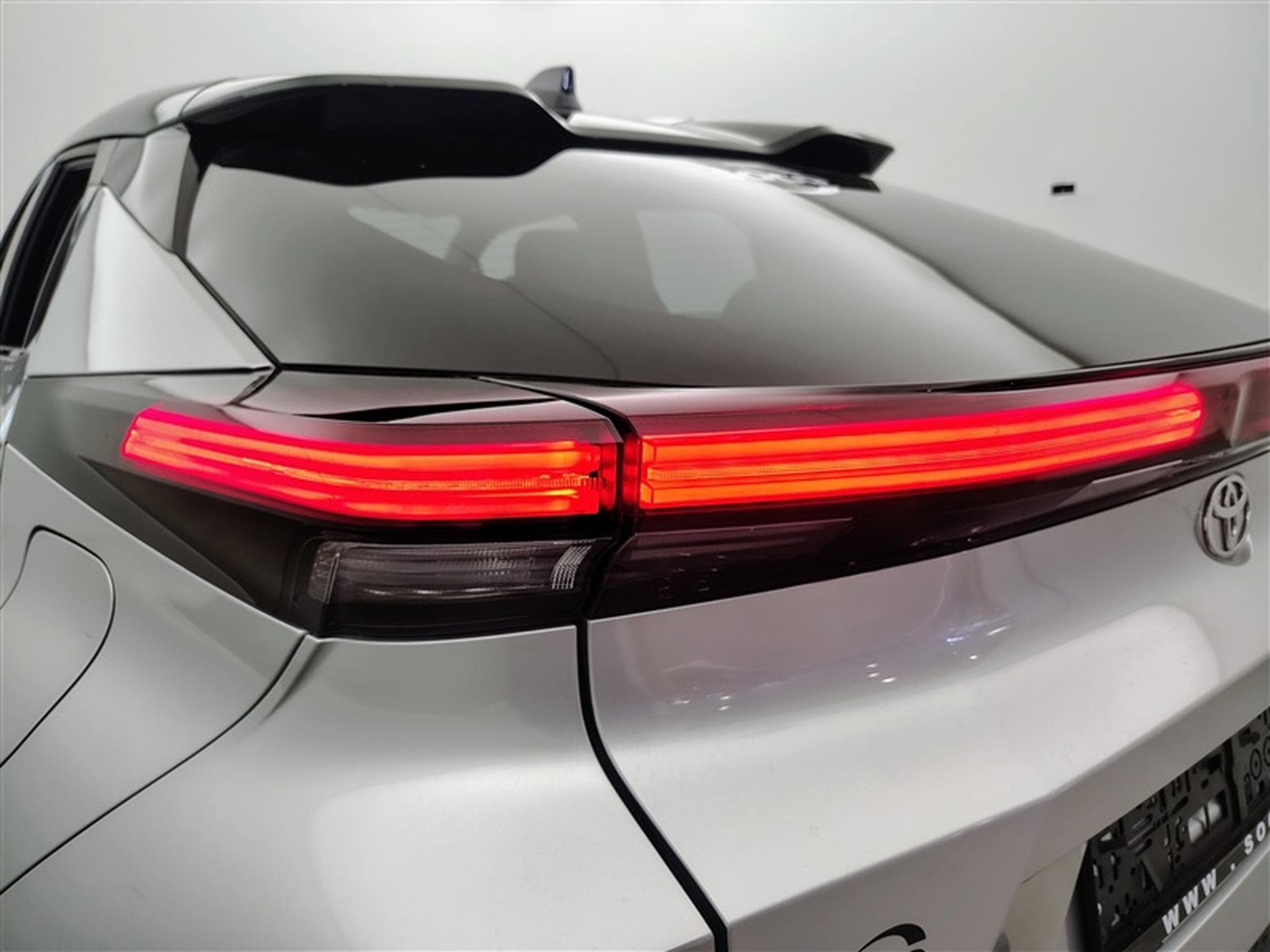 Toyota C-HR Hybrid HEV 1.8 Premium Bi-Tone E-CVT°NAV°CARPLAY°CAMERA360 (2024) - Foto 16
