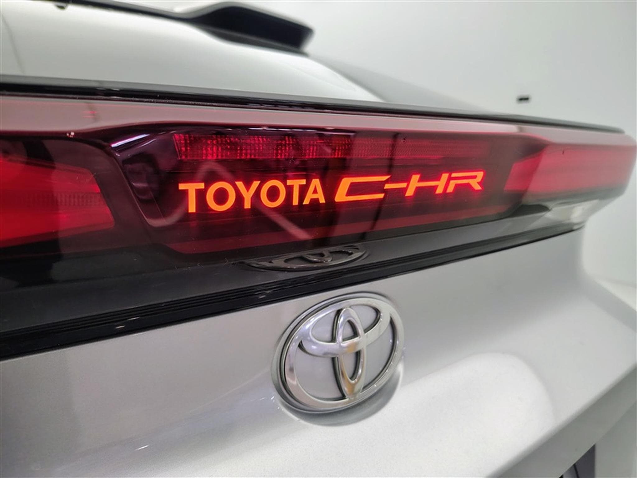 Toyota C-HR Hybrid HEV 1.8 Premium Bi-Tone E-CVT°NAV°CARPLAY°CAMERA360 (2024) - Foto 20