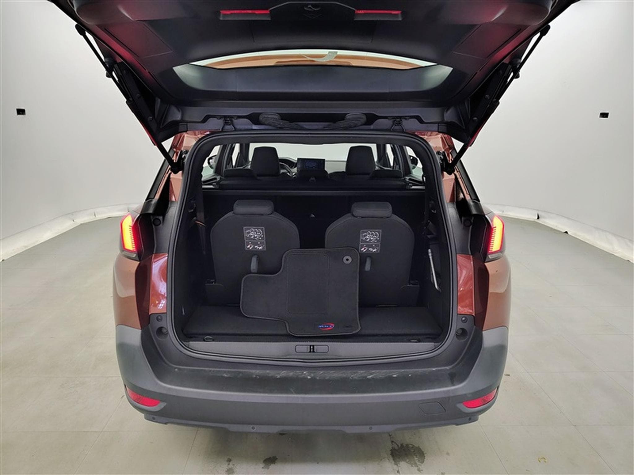 Peugeot 5008 1.2 PureTech EAT8 Active Pack 7Pl NAVI / FULL LED (2023) - Foto 13
