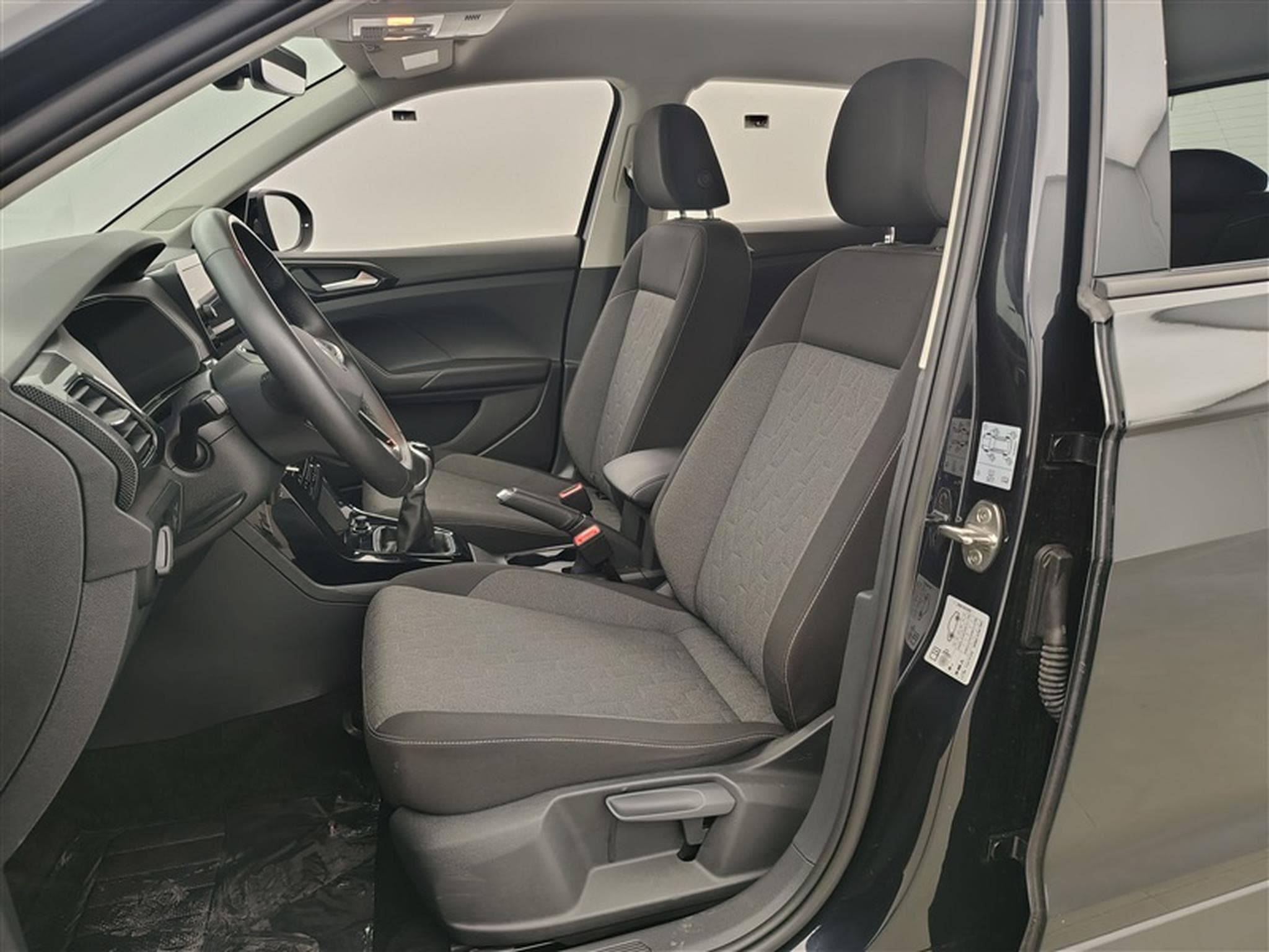 VW T-Cross 1.0 TSI Active NAVI / FULL LED / PDC AV+AR / JA 16" (2024) - Foto 7