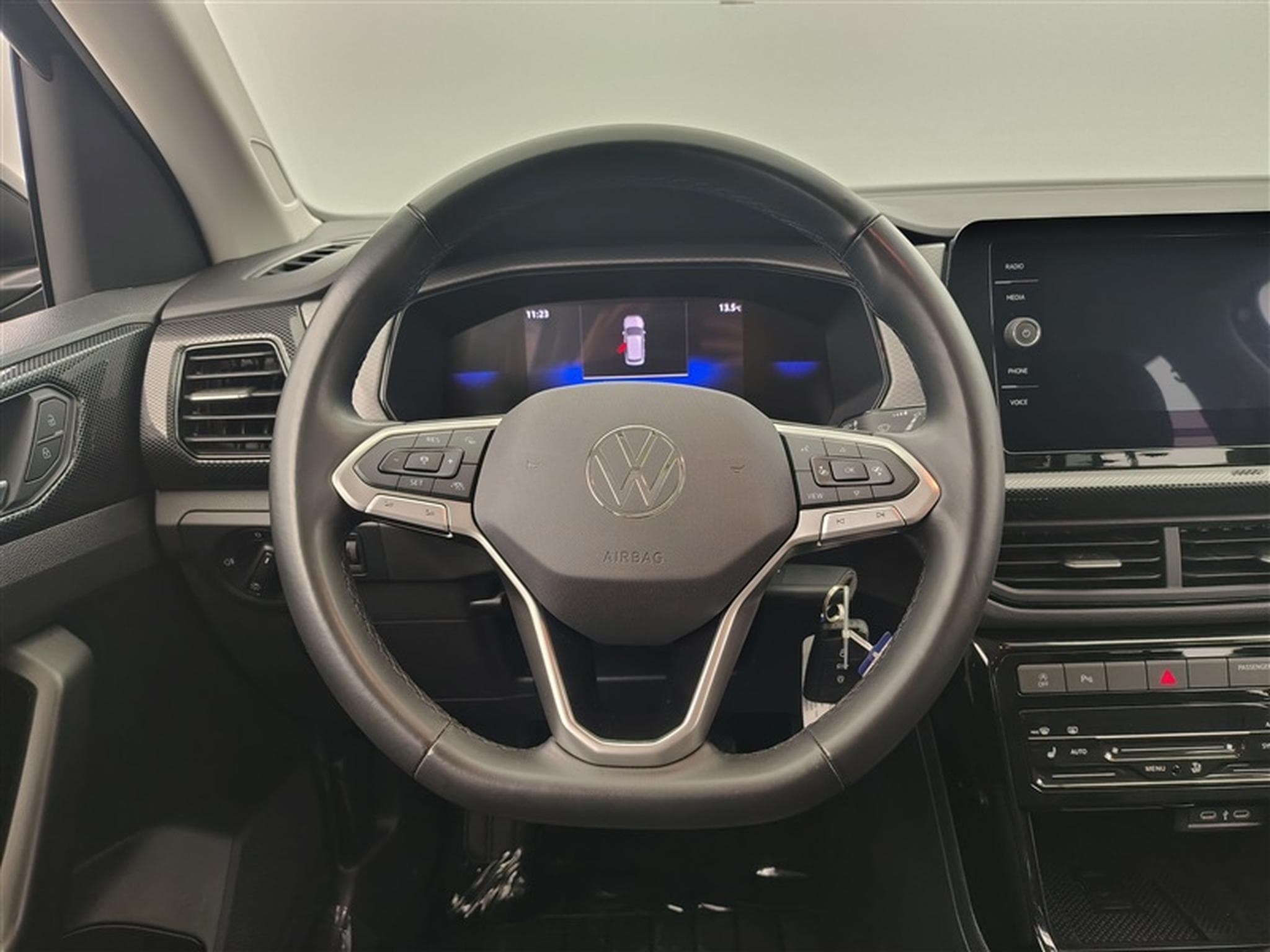 VW T-Cross 1.0 TSI Active NAVI / FULL LED / PDC AV+AR / JA 16" (2024) - Foto 9