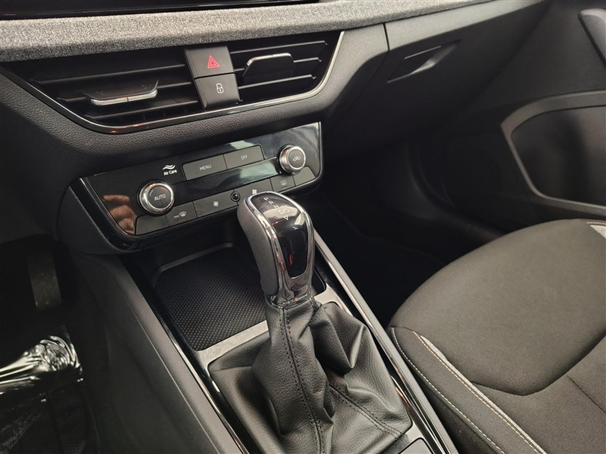 Skoda Kamiq 1.0 TSI 115cv DSG Clever CARPLAY / FULL LED / KEYLESS / CAM (2025) - Foto 12