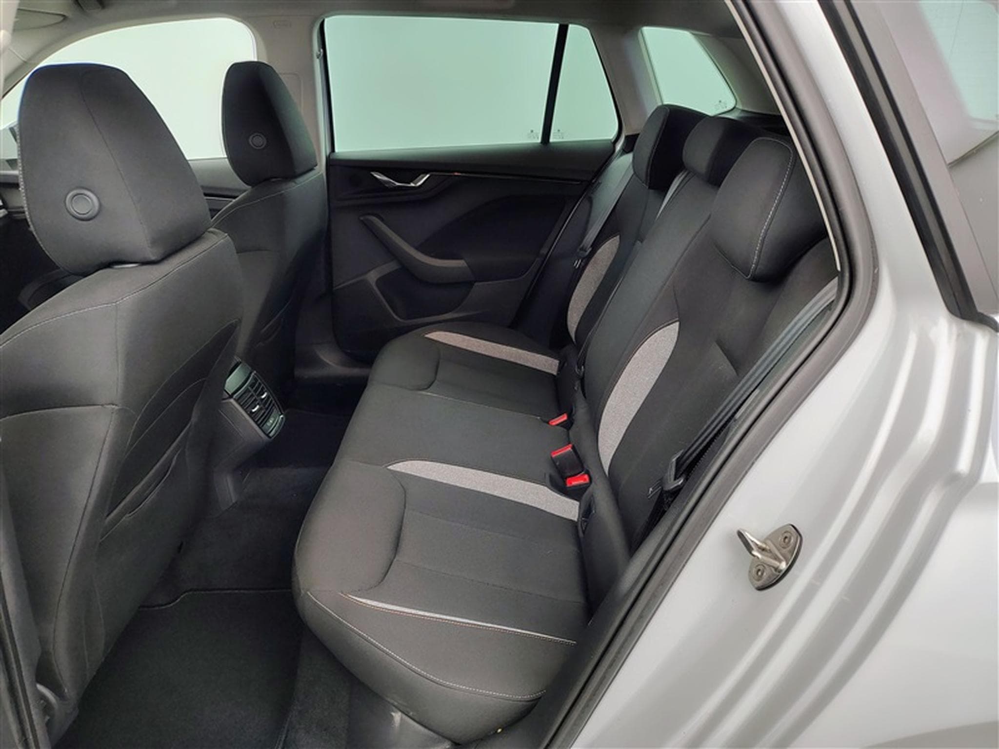 Skoda Kamiq 1.0 TSI 115cv DSG Clever CARPLAY / FULL LED / KEYLESS / CAM (2025) - Foto 13