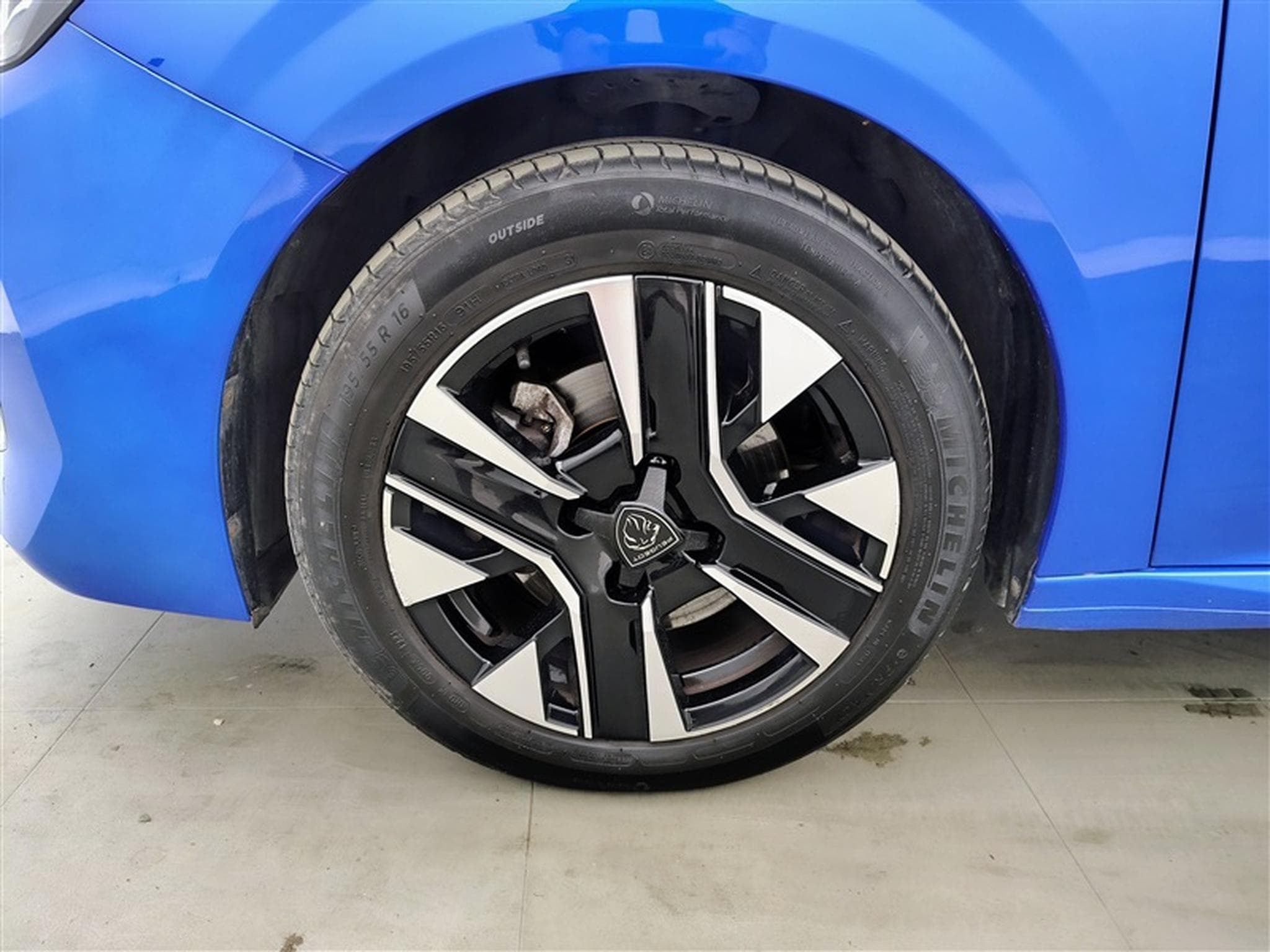 Peugeot 208 1.2i PureTech 100Cv Allure NAVI / CARPLAY / FULL LED (2024) - Foto 6