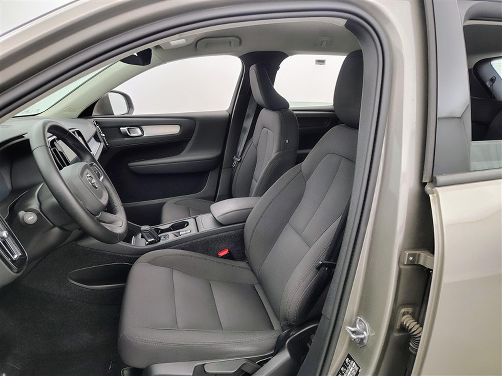 Volvo XC40 2.0 D3 Momentum Pro Geartronic Navi / Led (2021) - Foto 7