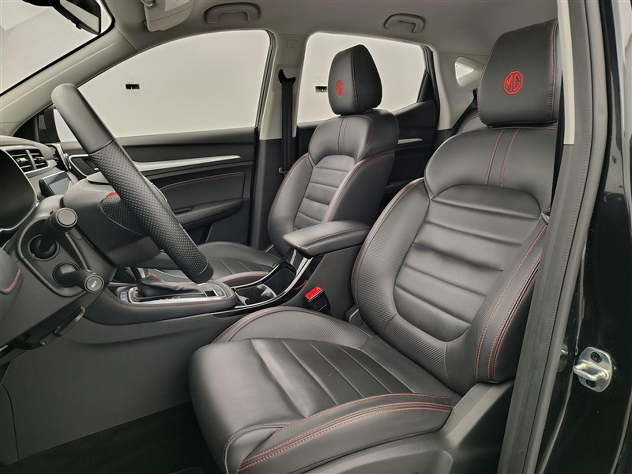 MG ZS 1.0 T-GDi 110cv AUTO Luxury NAVI / FULL LED / CUIR / CAMERA (2024) - Photo 7