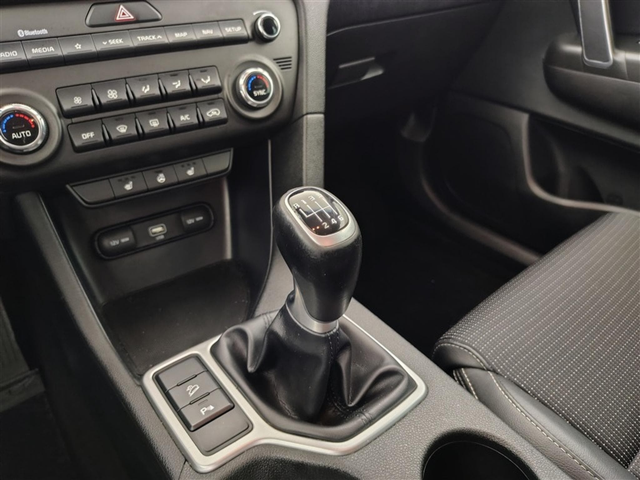 Kia Sportage 1.6i More NAVI / CAMERA / KEYLESS (2019) - Photo 12