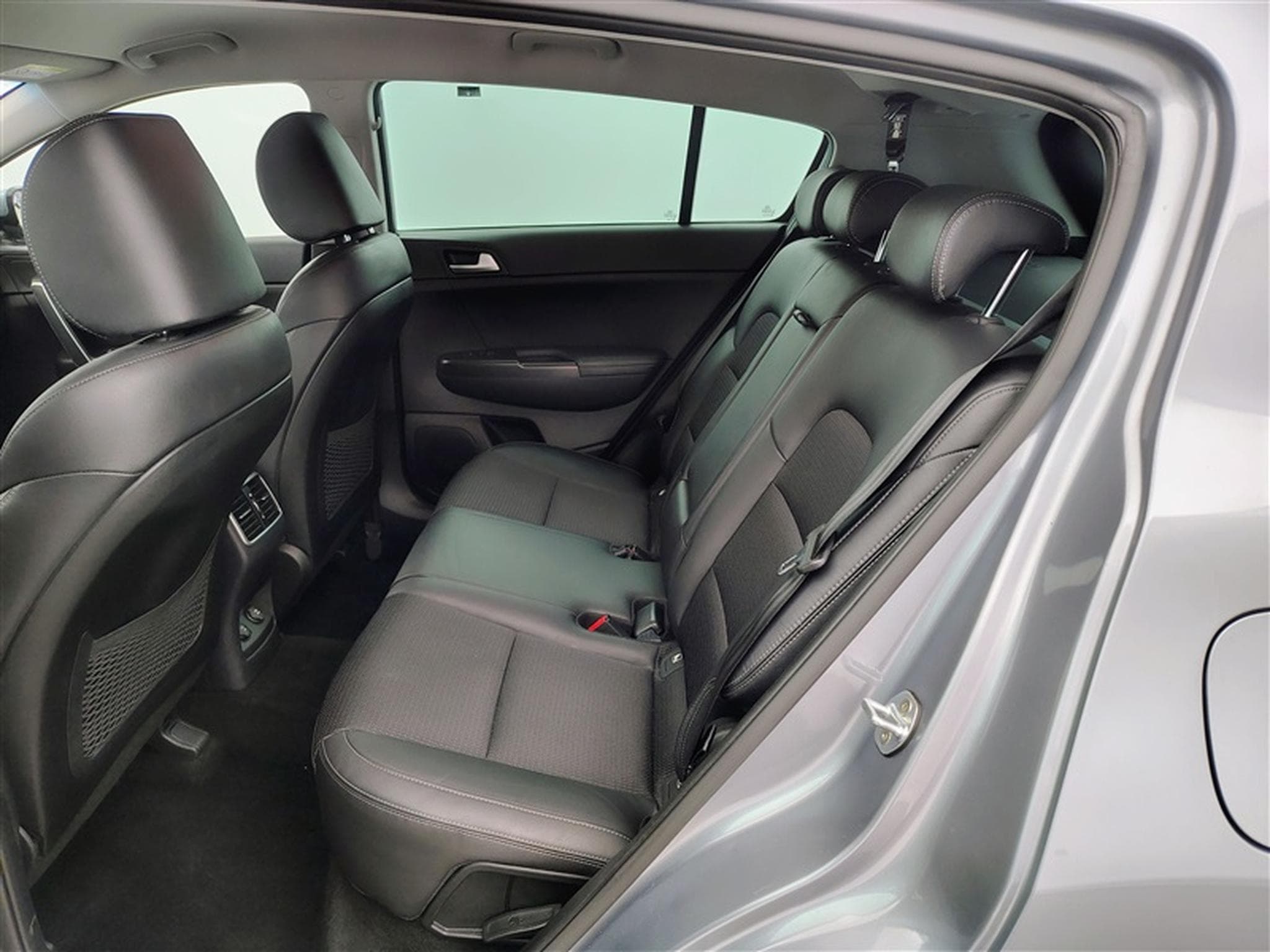Kia Sportage 1.6i More NAVI / CAMERA / KEYLESS (2019) - Photo 13