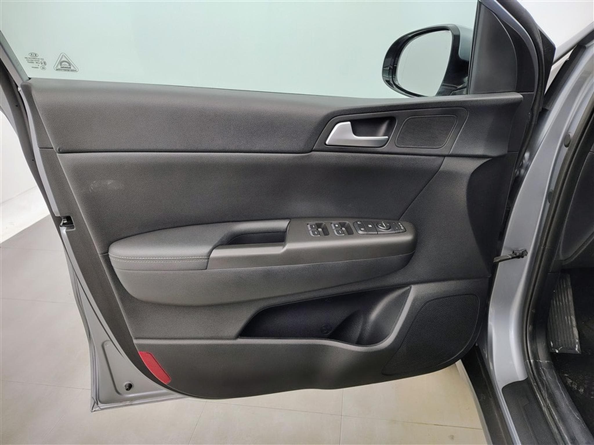 Kia Sportage 1.6i More NAVI / CAMERA / KEYLESS (2019) - Photo 17