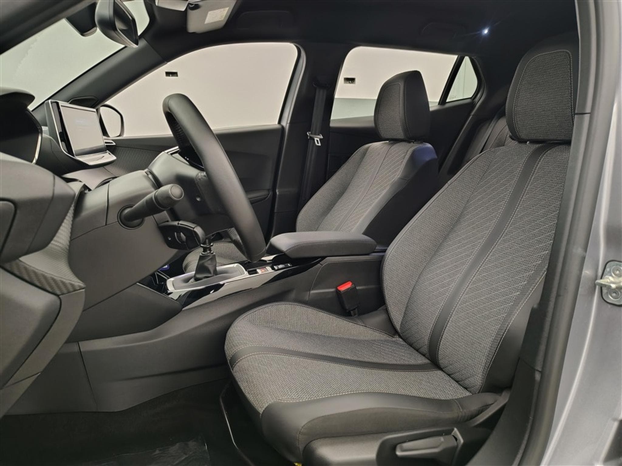 Peugeot 2008 1.2 PureTech 100cv Allure CARPLAY / FULL LED / PDC AV+AR (2024) - Photo 7