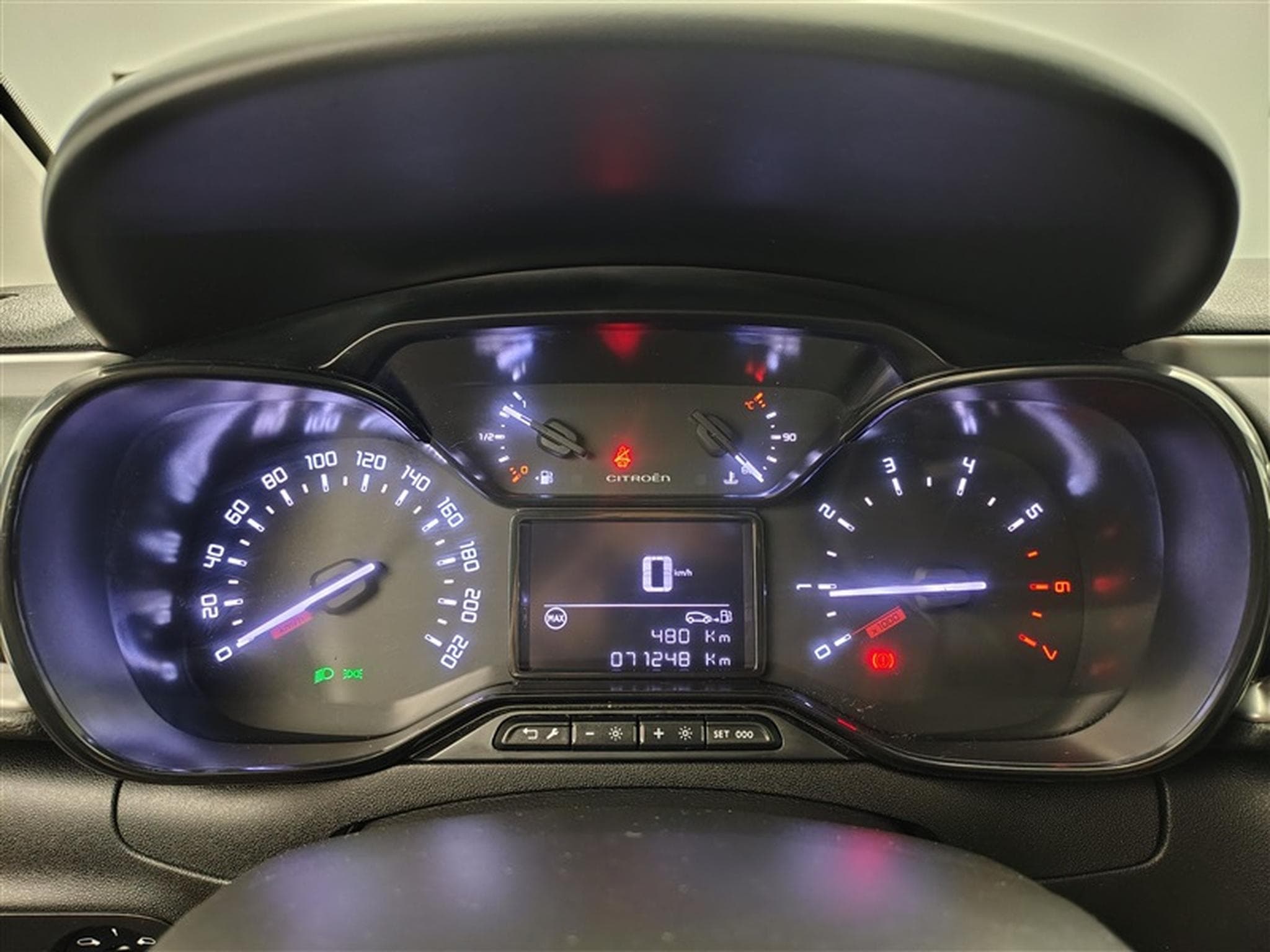 Citroen C3 1.2i PureTech Shine CARPLAY / FULL LED / JA 16" (2023) - Photo 10