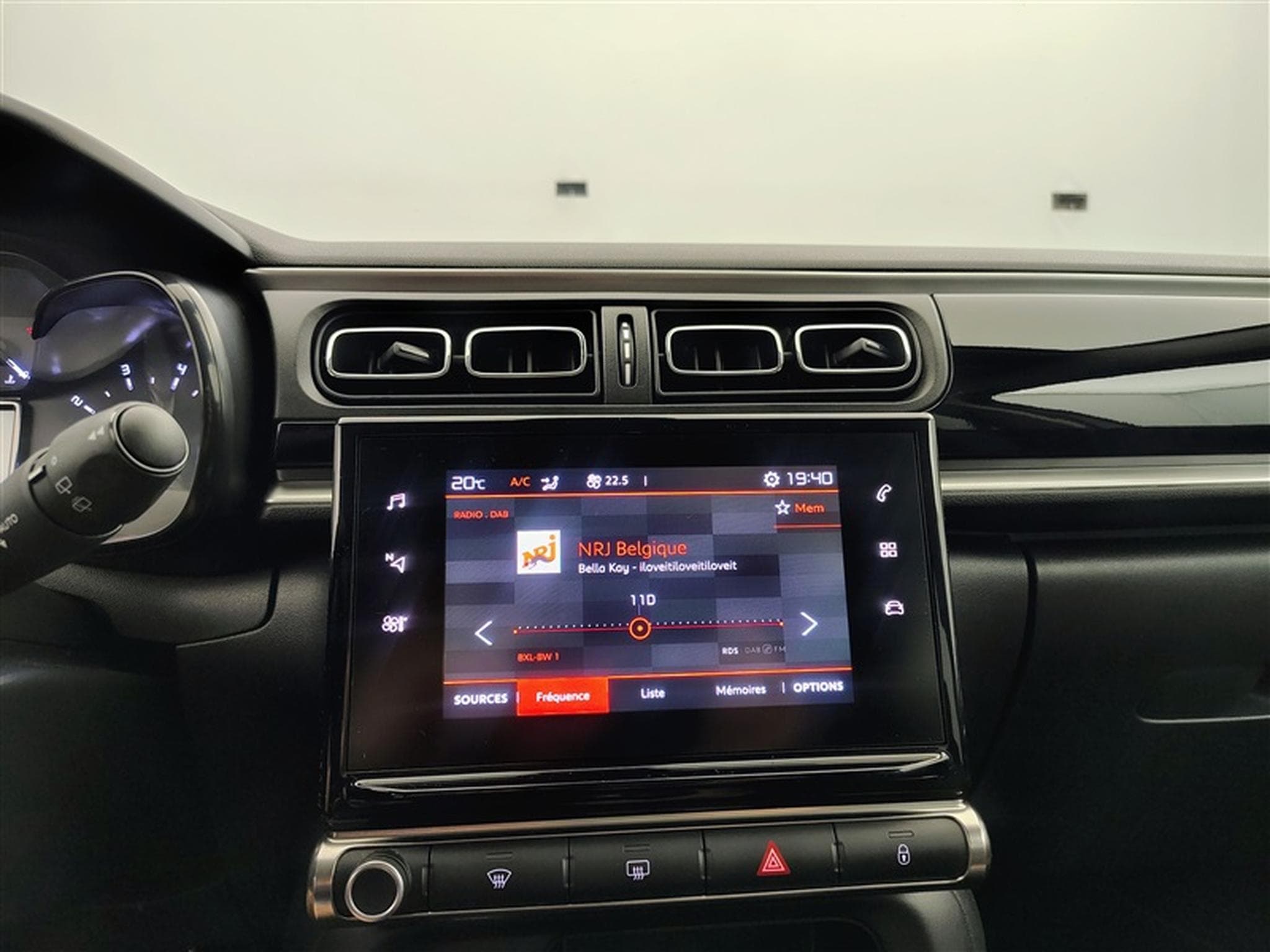 Citroen C3 1.2i PureTech Shine CARPLAY / FULL LED / JA 16" (2023) - Photo 11