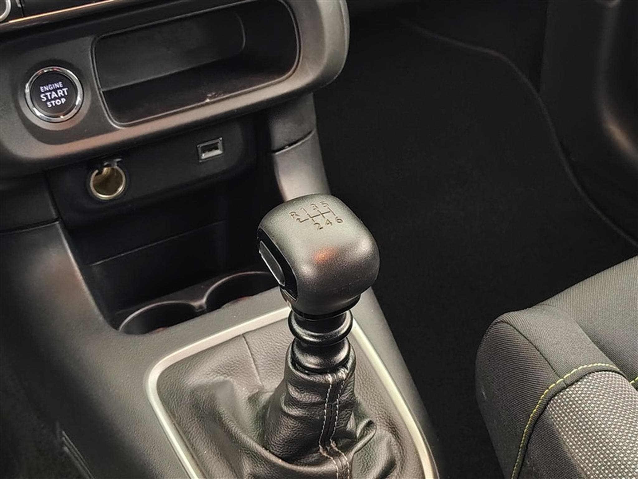 Citroen C3 1.2i PureTech Shine CARPLAY / FULL LED / JA 16" (2023) - Photo 12