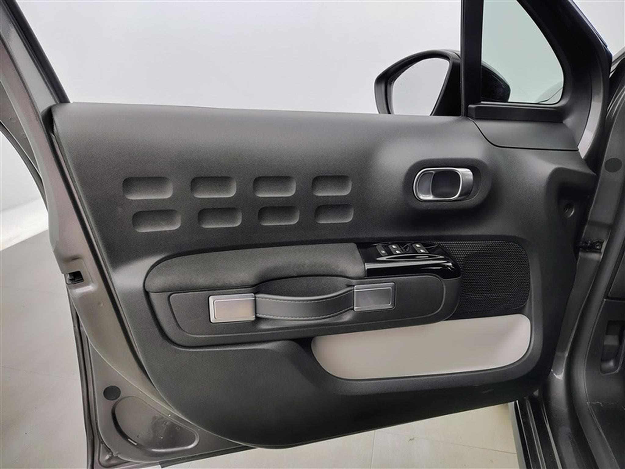Citroen C3 1.2i PureTech Shine CARPLAY / FULL LED / JA 16" (2023) - Photo 16