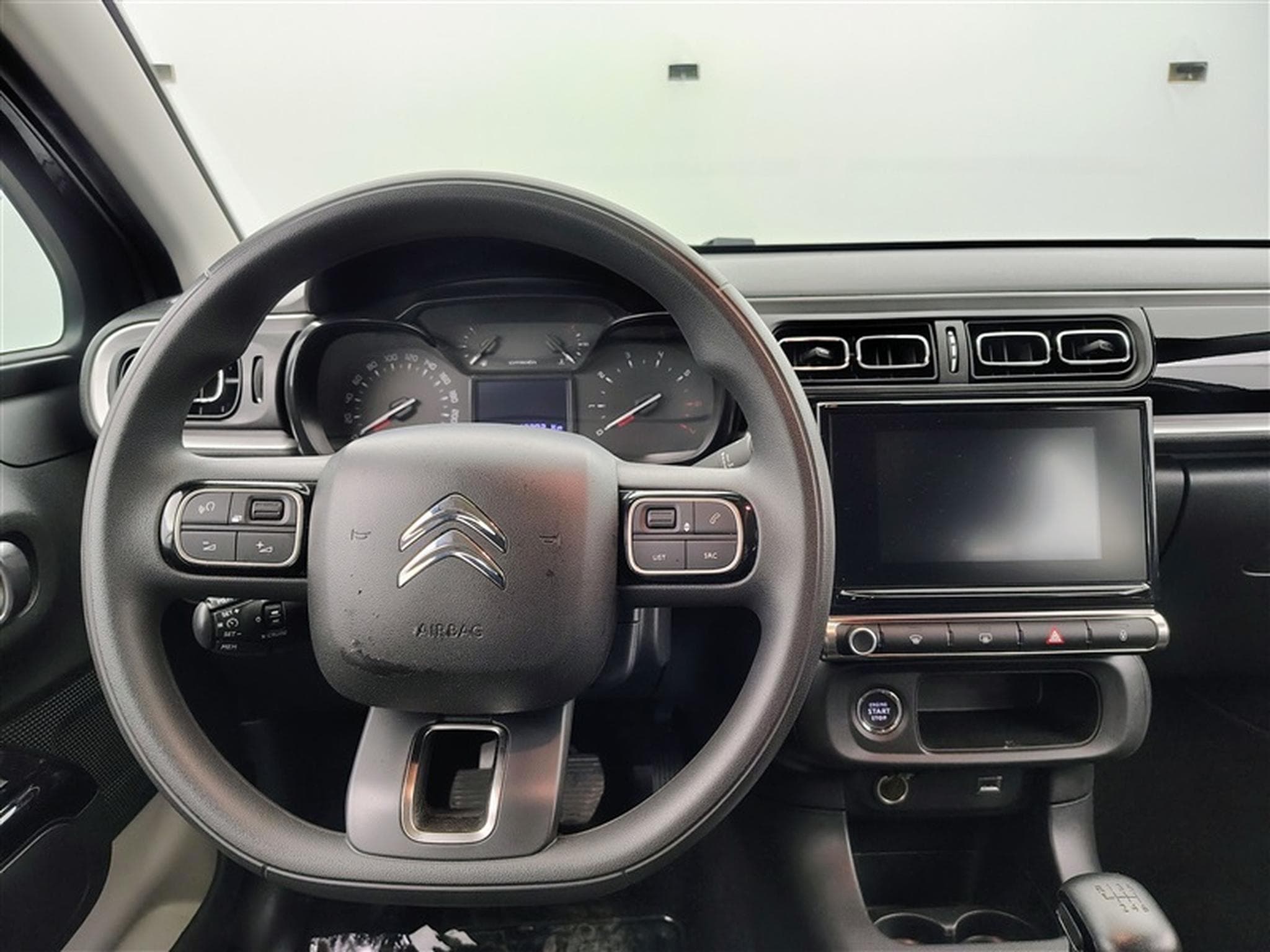 Citroen C3 1.2i PureTech Shine CARPLAY / FULL LED / JA 16" (2023) - Photo 9