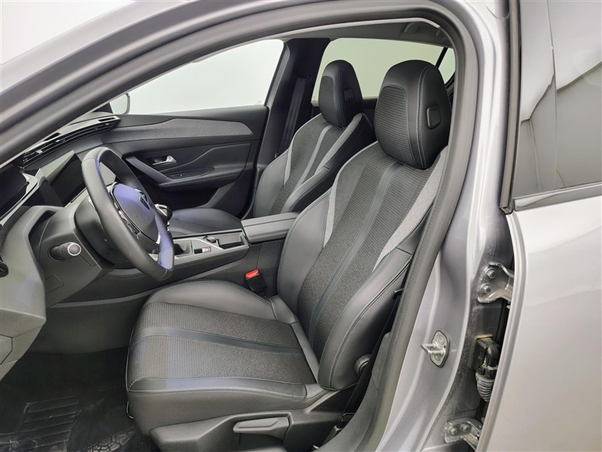 Peugeot 308 1.2 PureTech Allure S-CUIR / NAVI / CARPLAY / CAMERA (2023) - Photo 7