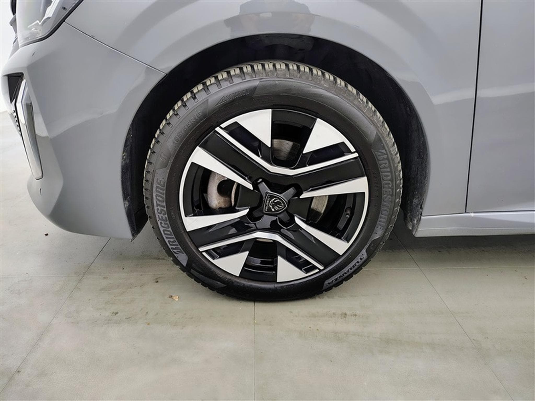Peugeot 208 1.2i PureTech 100Cv Allure (2024) - Photo 6