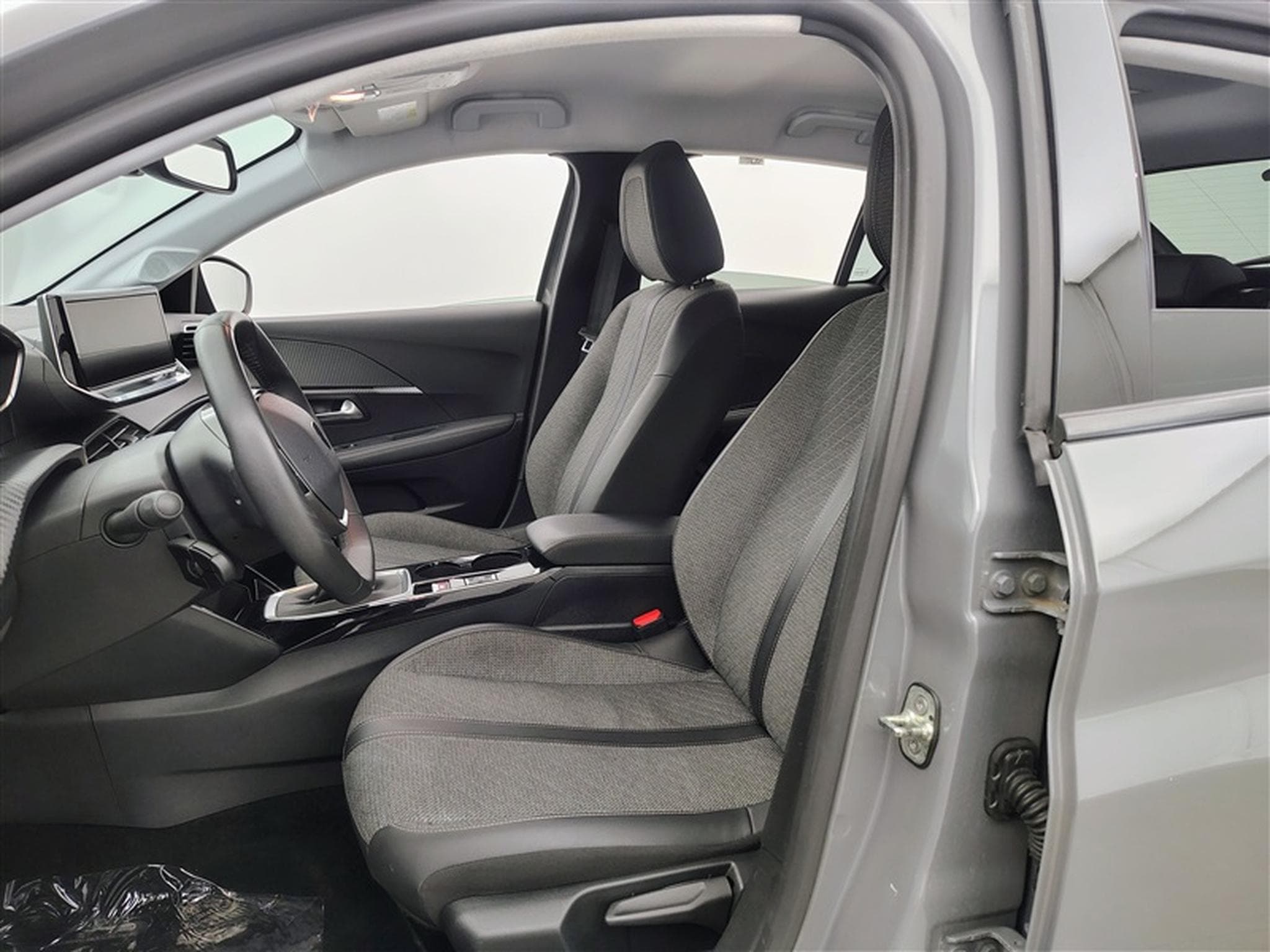 Peugeot 208 1.2i PureTech 100Cv Allure (2024) - Photo 7