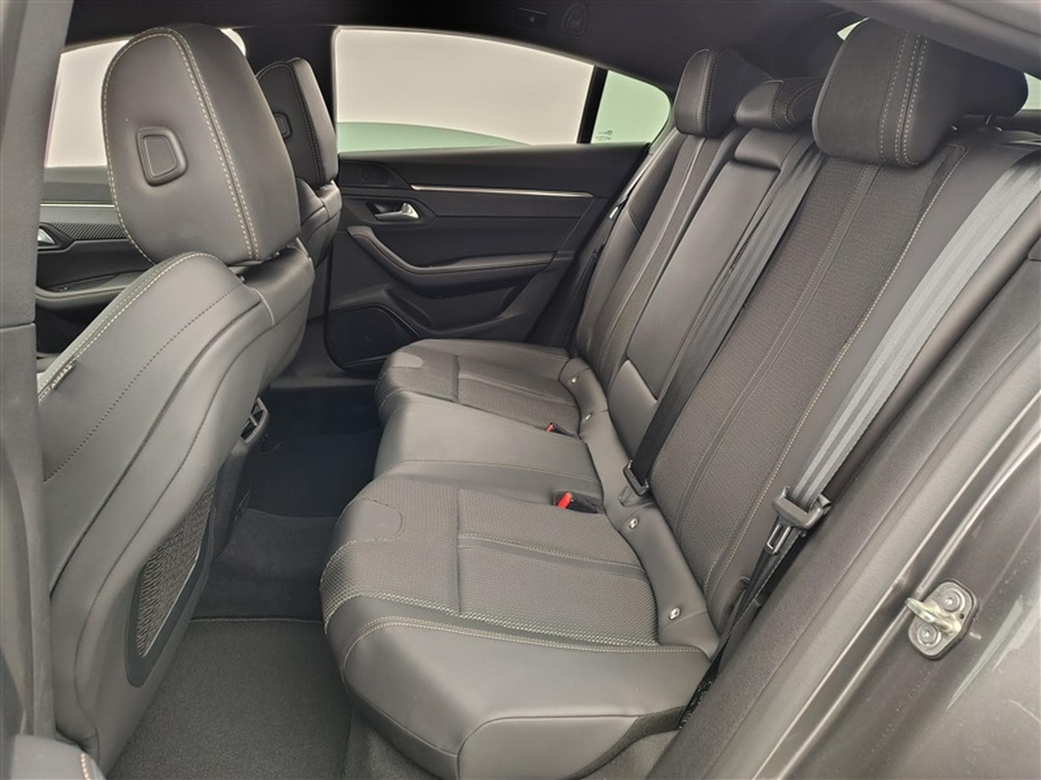 Peugeot 508 1.2 PureTech GT AUTO/S-CUIR/NAVI/FULL LED/JA18 (2022) - Photo 13