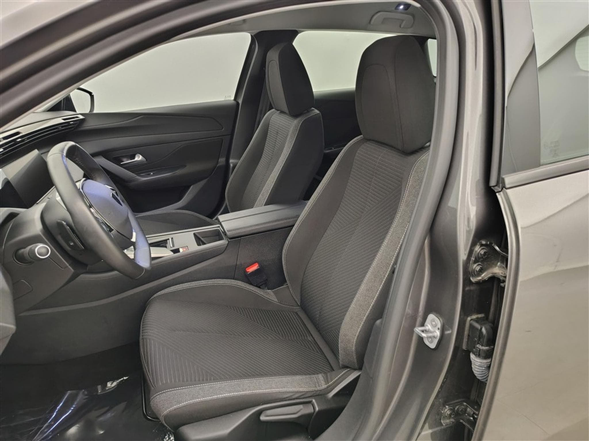 Peugeot 308 1.5 BlueHDi Active Pack EAT8 NAVI / FULL LED / CLIM (2023) - Photo 7