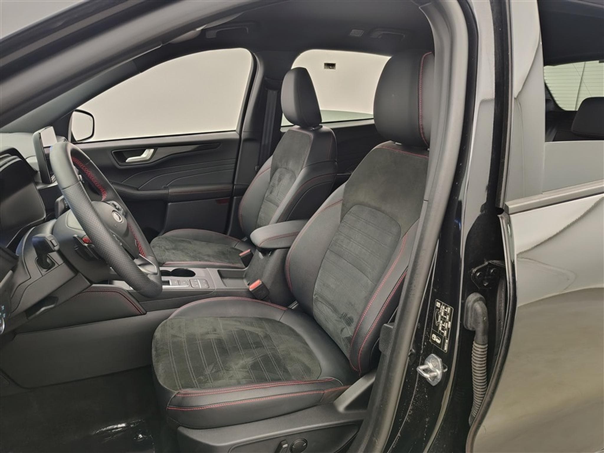 Ford Kuga 2.0 TDCi 120cv PowerShift ST-Line NAVI / FULL LED / CAMERA (2023) - Photo 7