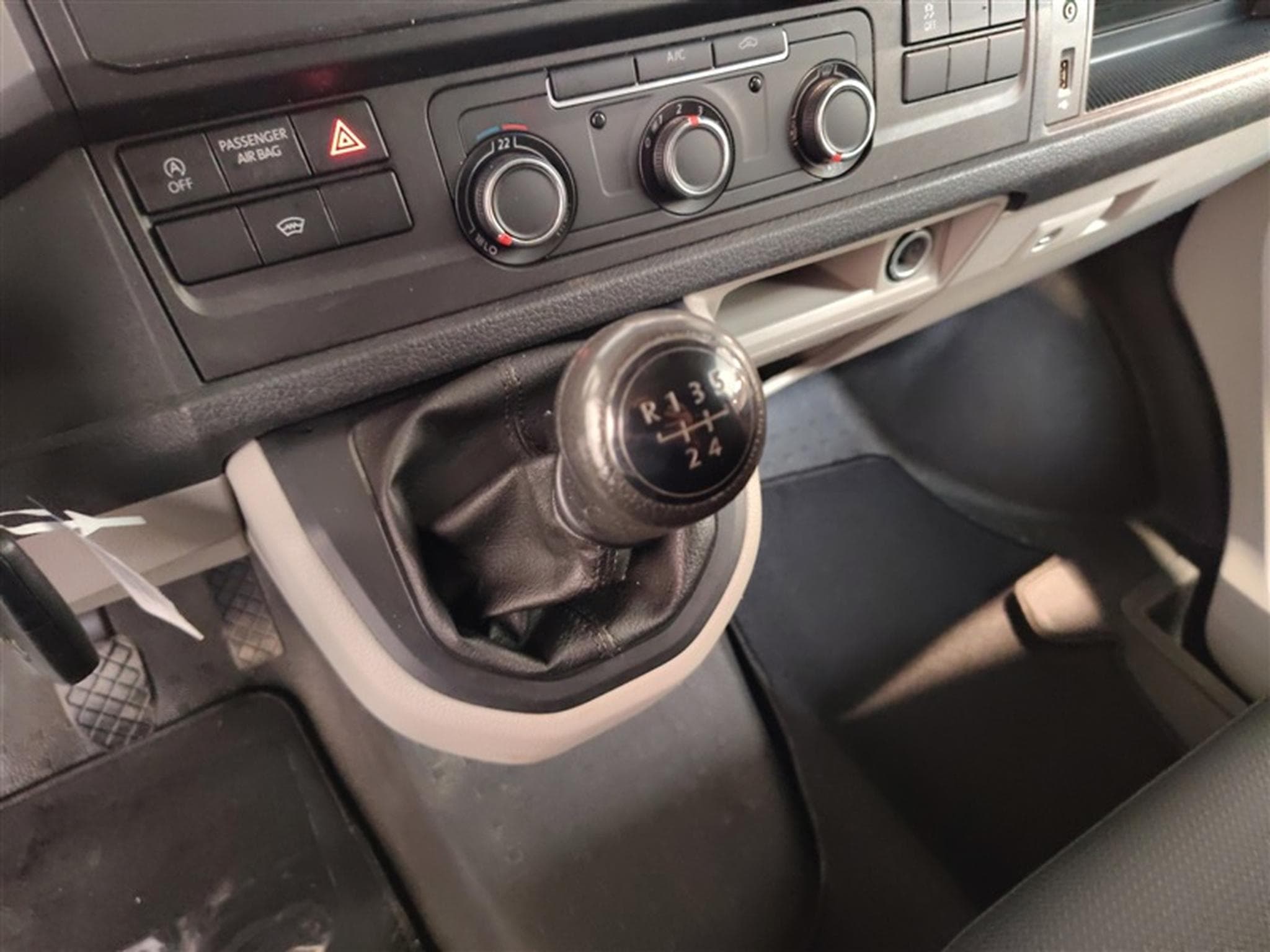 VW T6.1 2.0 TDi SCR 3PL/CUIR/CARPLAY/PDC/AMENAG INT (2020) - Photo 12