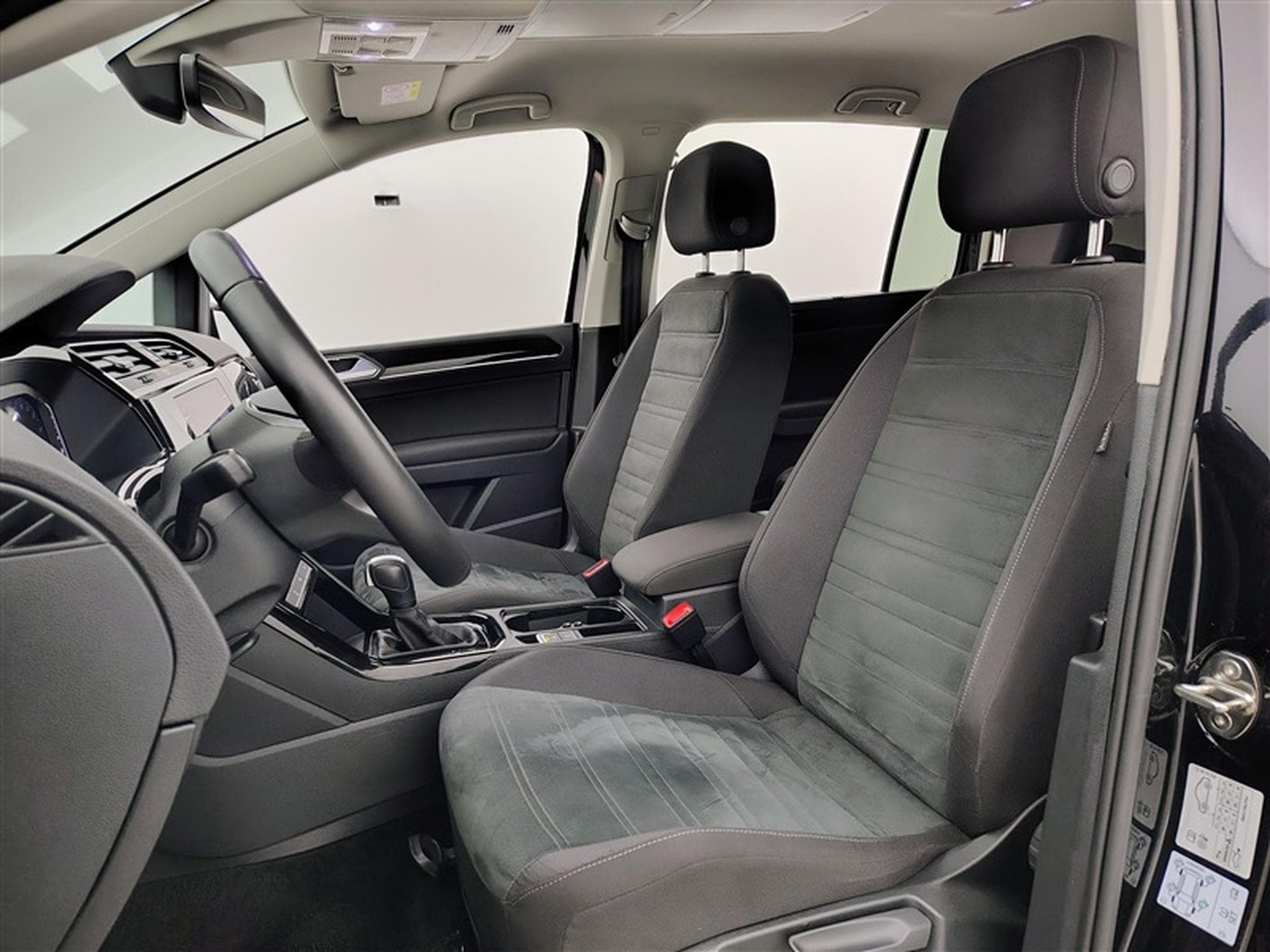 VW Touran 2.0 TDi Business DSG/7PL/NAVI/JA/PDC (2023) - Foto 7