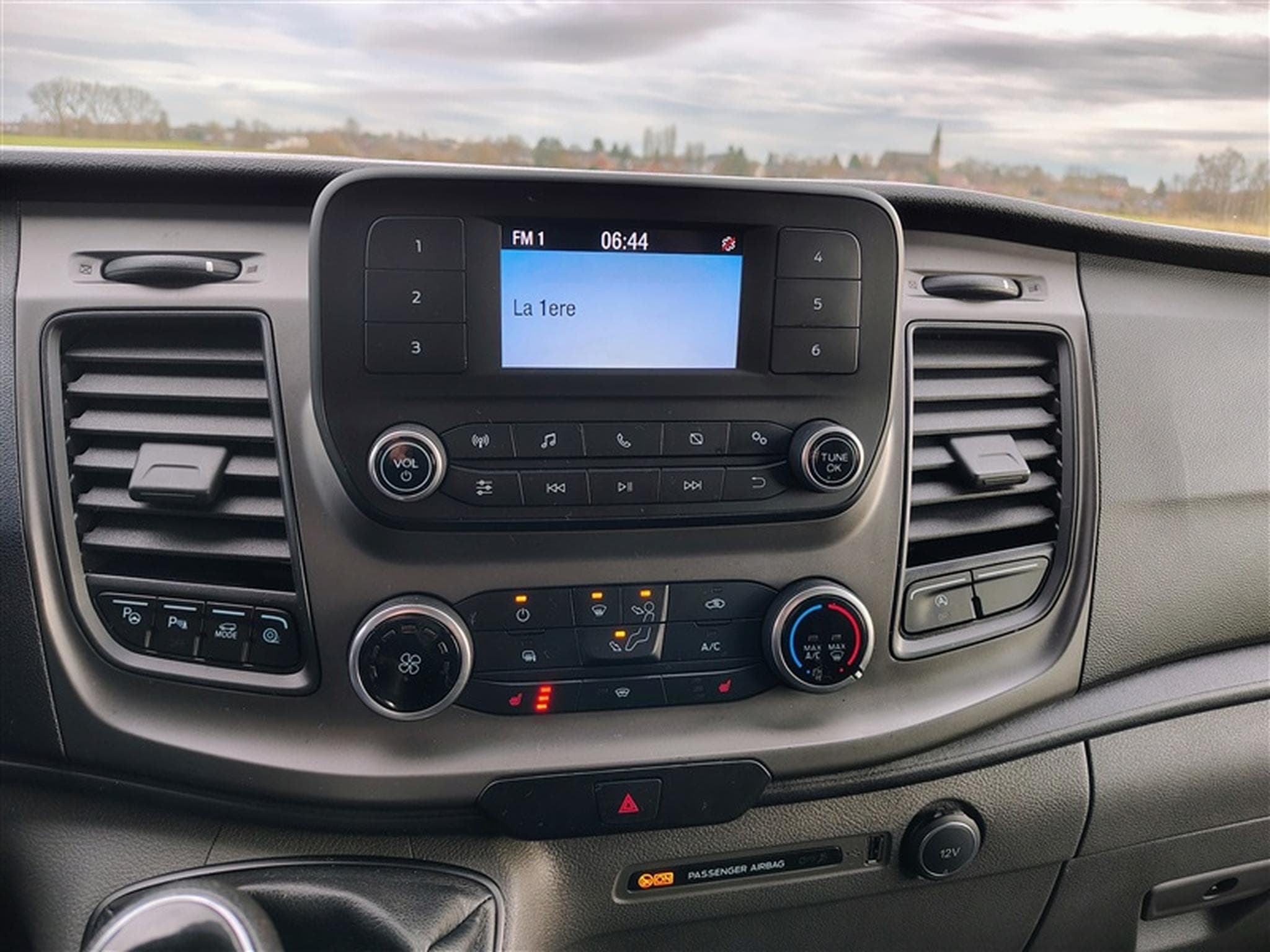 Ford Transit 2.0 TDCi L1H2 CLIM / TEL (2019) - Foto 11