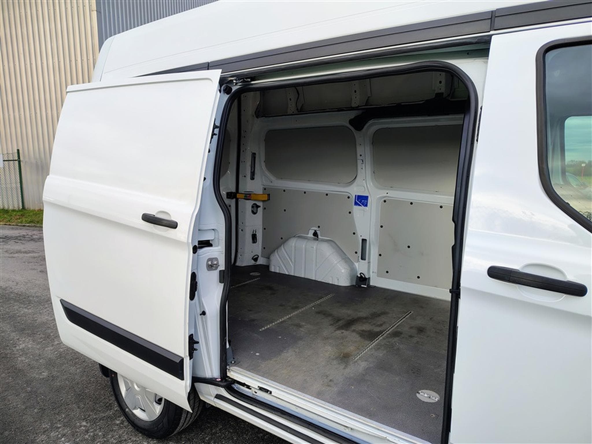 Ford Transit 2.0 TDCi L1H2 CLIM / TEL (2019) - Foto 13